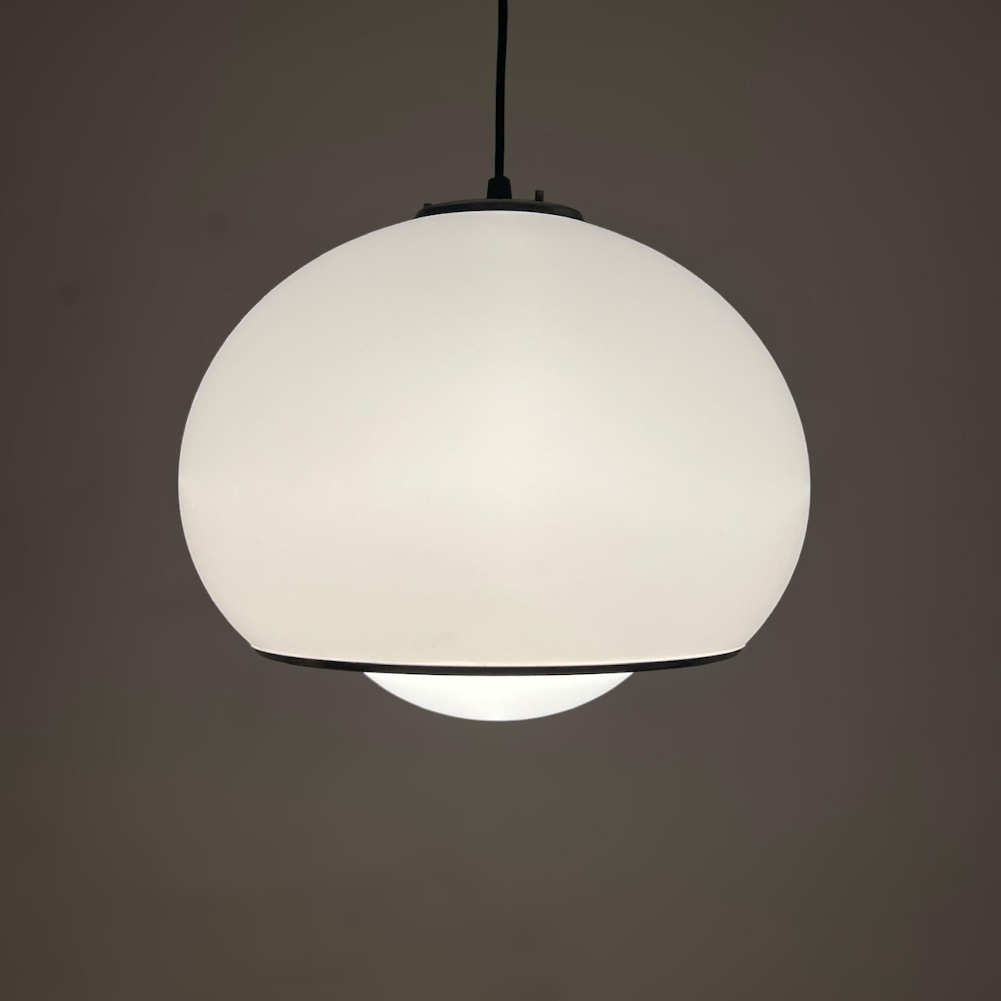 italien Lampe suspendue Harvey Guzzini, chef-d'œuvre emblématique de l'ère spatiale 3029 en vente