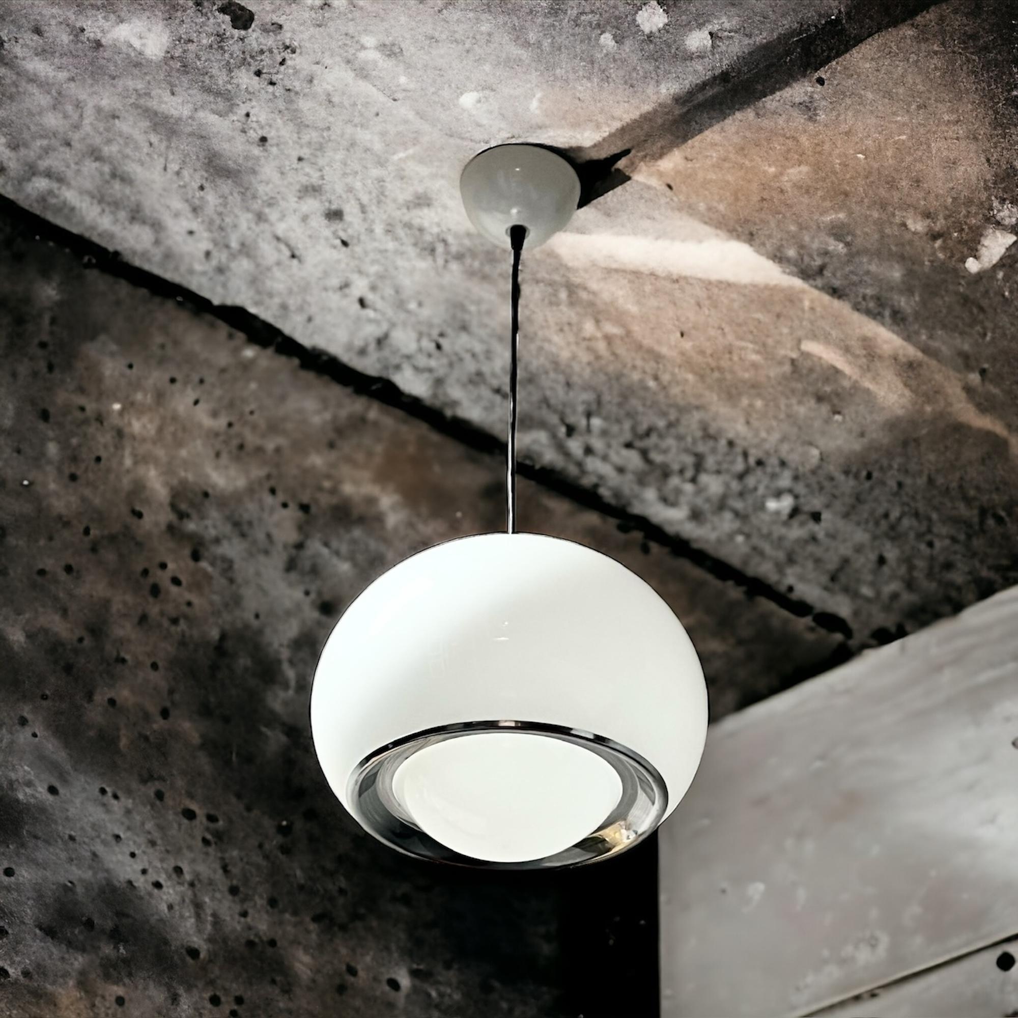 Lampe suspendue Harvey Guzzini, chef-d'œuvre emblématique de l'ère spatiale 3029 Bon état - En vente à San Benedetto Del Tronto, IT