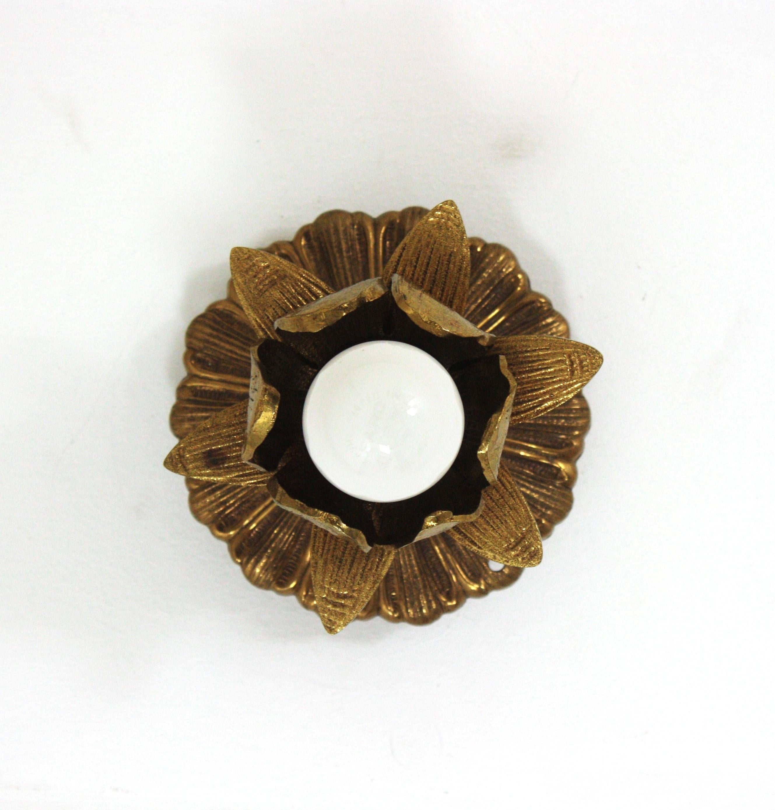 Plafoniera Bud Flower in bronzo, Spagna, anni '50 in vendita 6