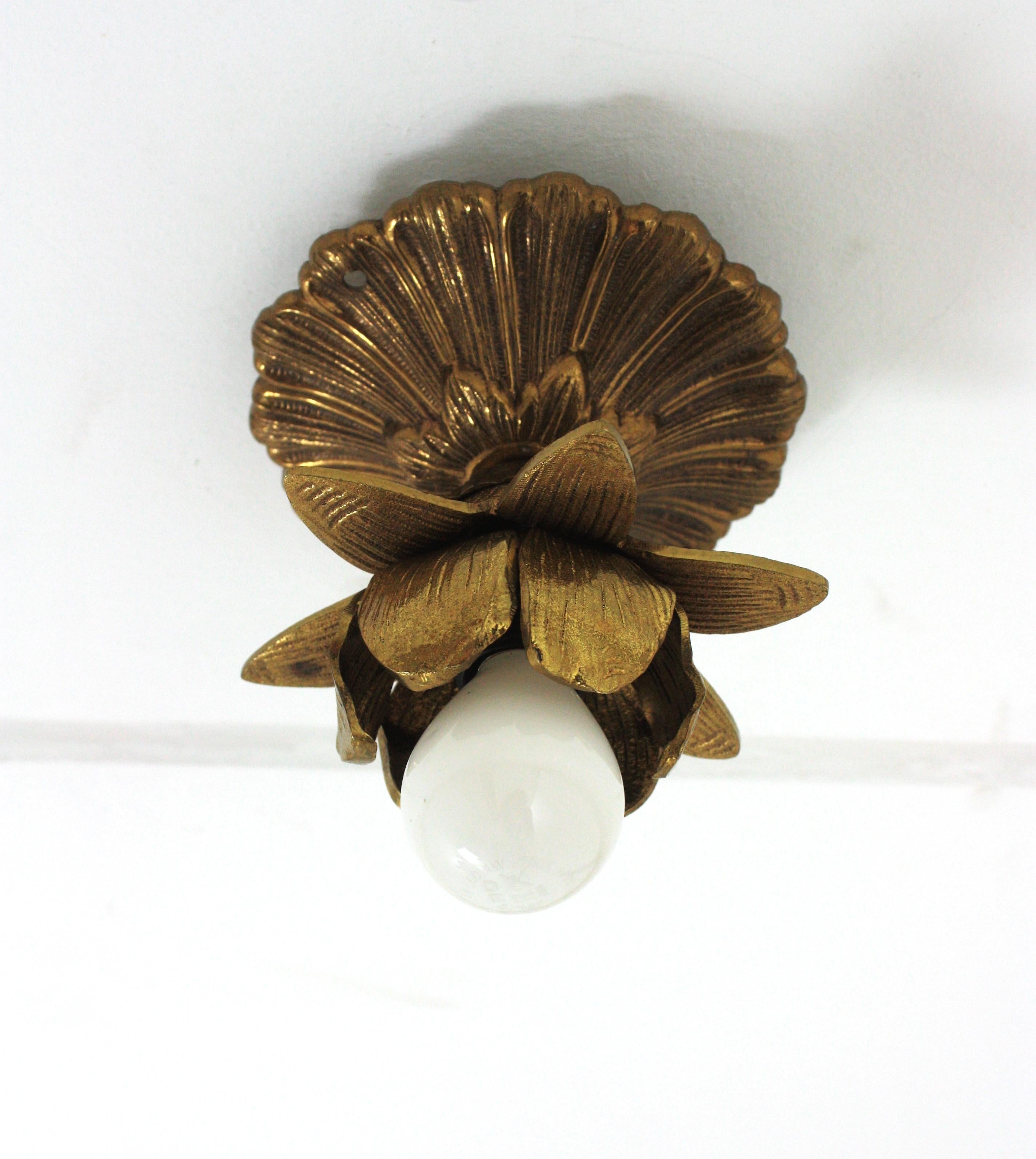XX secolo Plafoniera Bud Flower in bronzo, Spagna, anni '50 in vendita