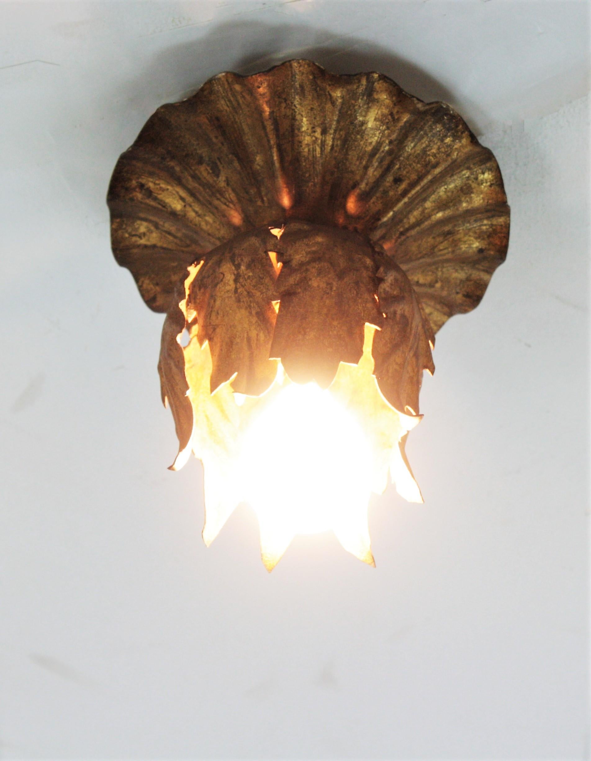 Knospenblumen-Leuchte aus vergoldetem Eisen 4