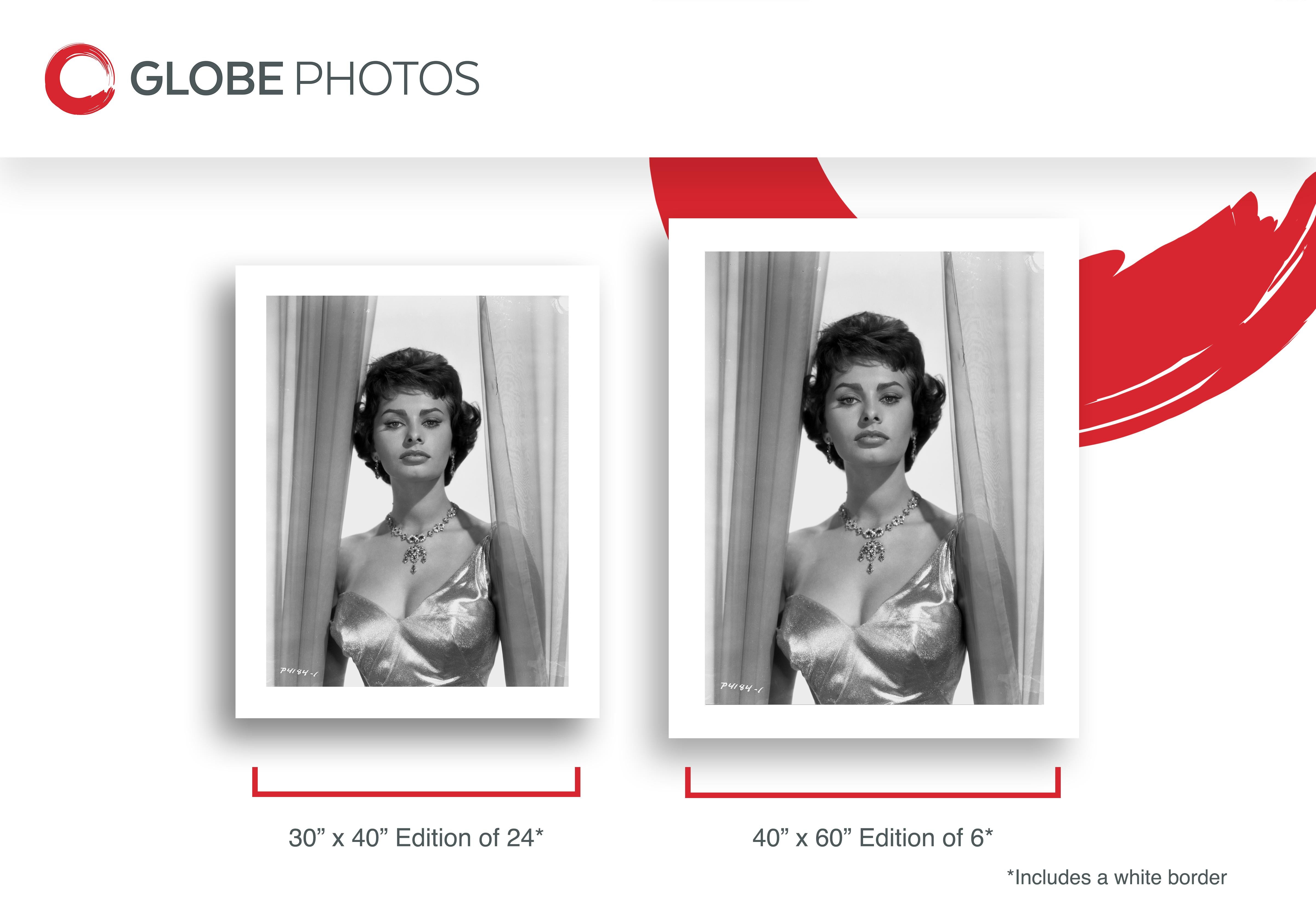 Portrait de studio en noir et blanc de Sophia Loren apparaissant entre deux rideaux pour son rôle dans 