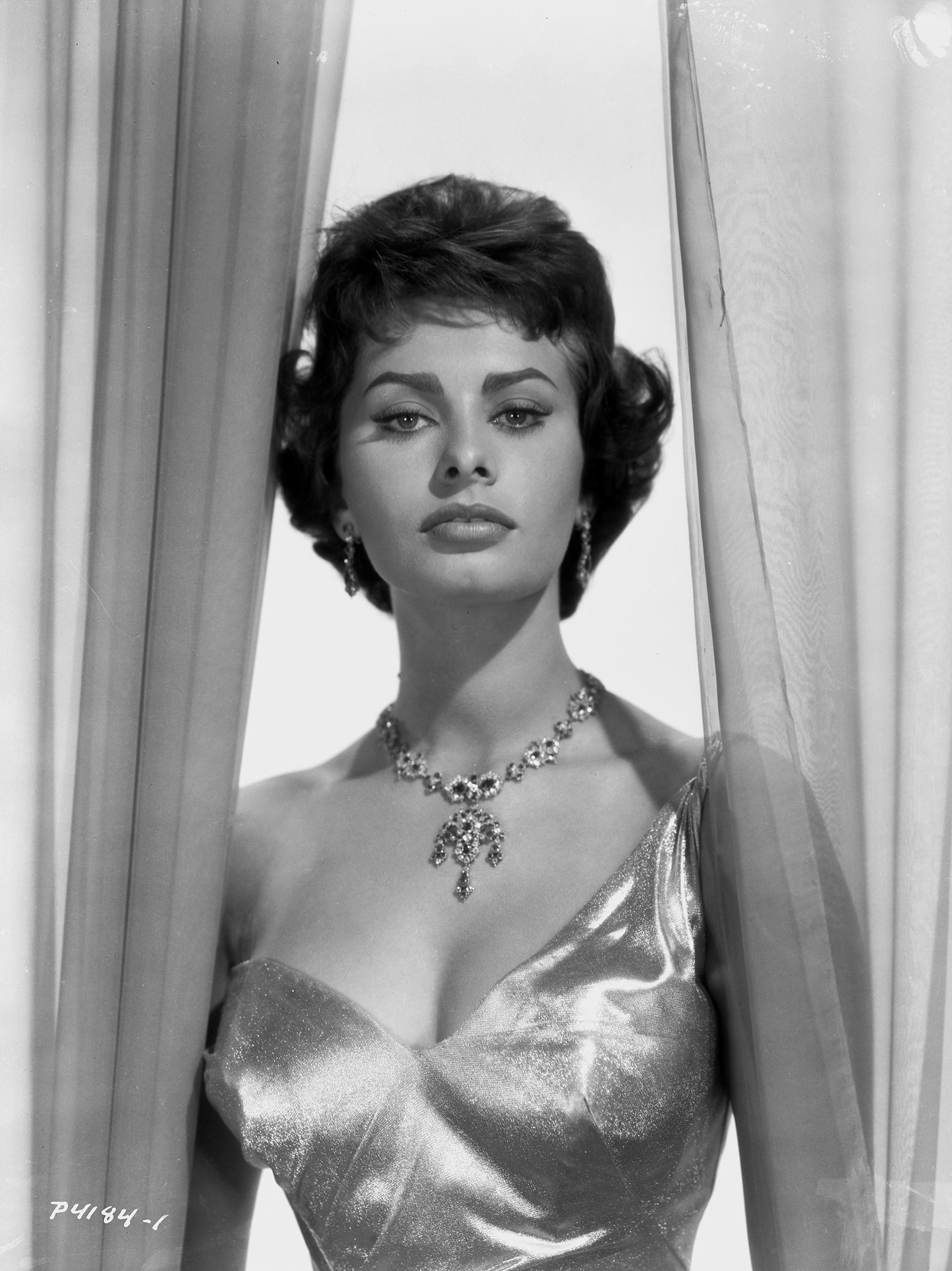 Black and White Photograph Bud Fraker - Sophia Loren dans « Houseboat » : Entre les rideaux
