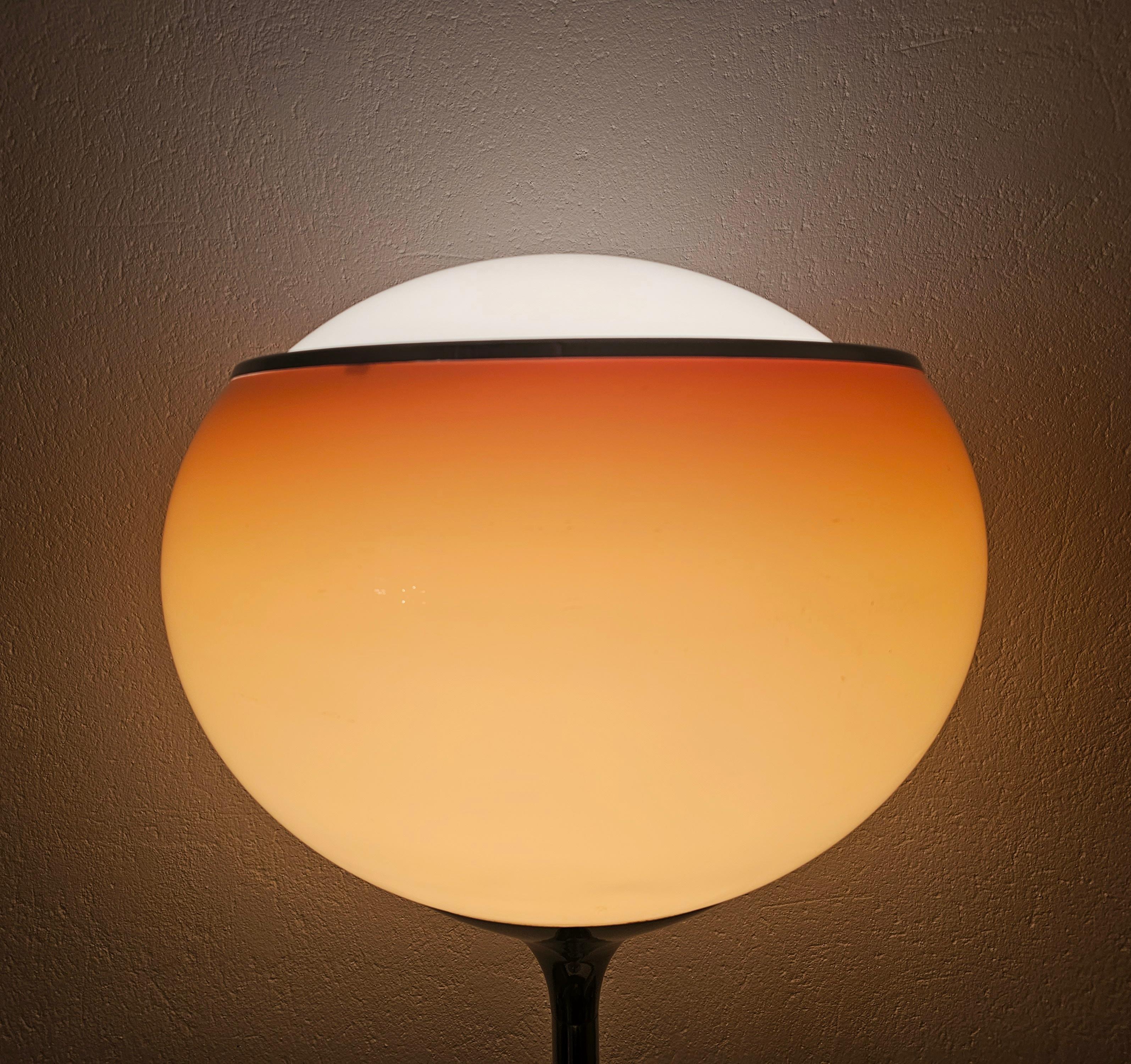 In this listing you will find a Harvey Guzzini 'Flash' or 'Bud Grande' space age floor lamp in cappuccino colour. This iconic lamp creates a beautifully orange-like glow and has an elegant chrome base. The lamp requires one E27 lightbulb and