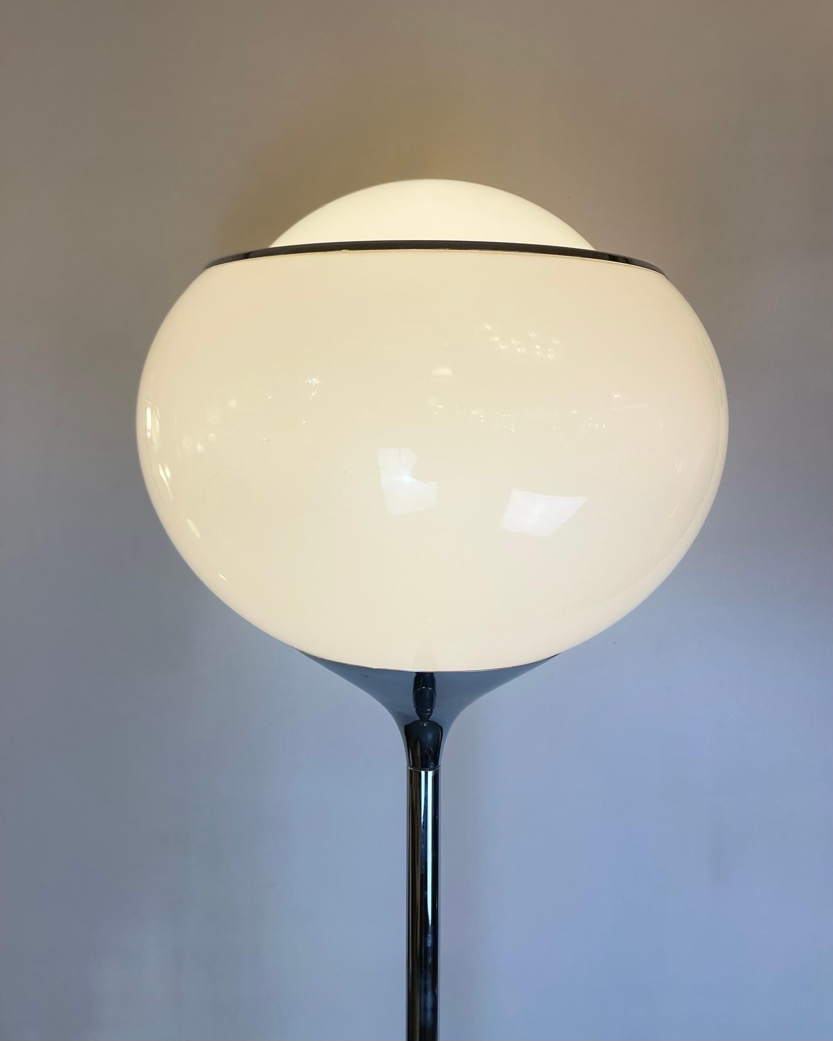 Flash ‘Bud Grande’ floor lamp with a chromed iron round base and an acrylic white bulb lampshade designed by the Studio 6G team at Harvey Guzzini in 1968. Edited from 1968 to 1981.

Designed by : Studio 6G
Edited by : Guzzini
Origin : Italy
Designed