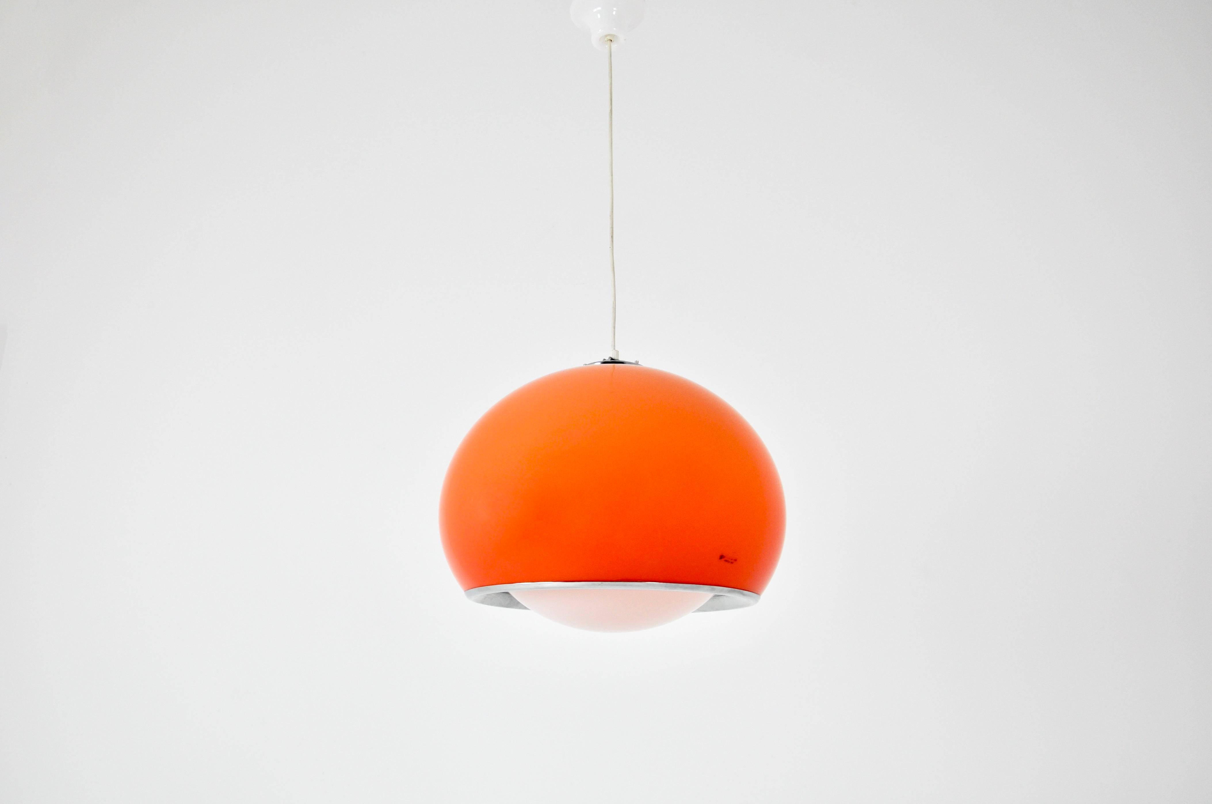 Lampe suspendue en plastique orange avec bord en métal. Modèle : Bud Grande. Hauteur avec câble : 98 cm. Estampillé Harvey Guzzini. Usure due à l'âge et au temps
Pour l'expédition, demandez-nous le meilleur prix.