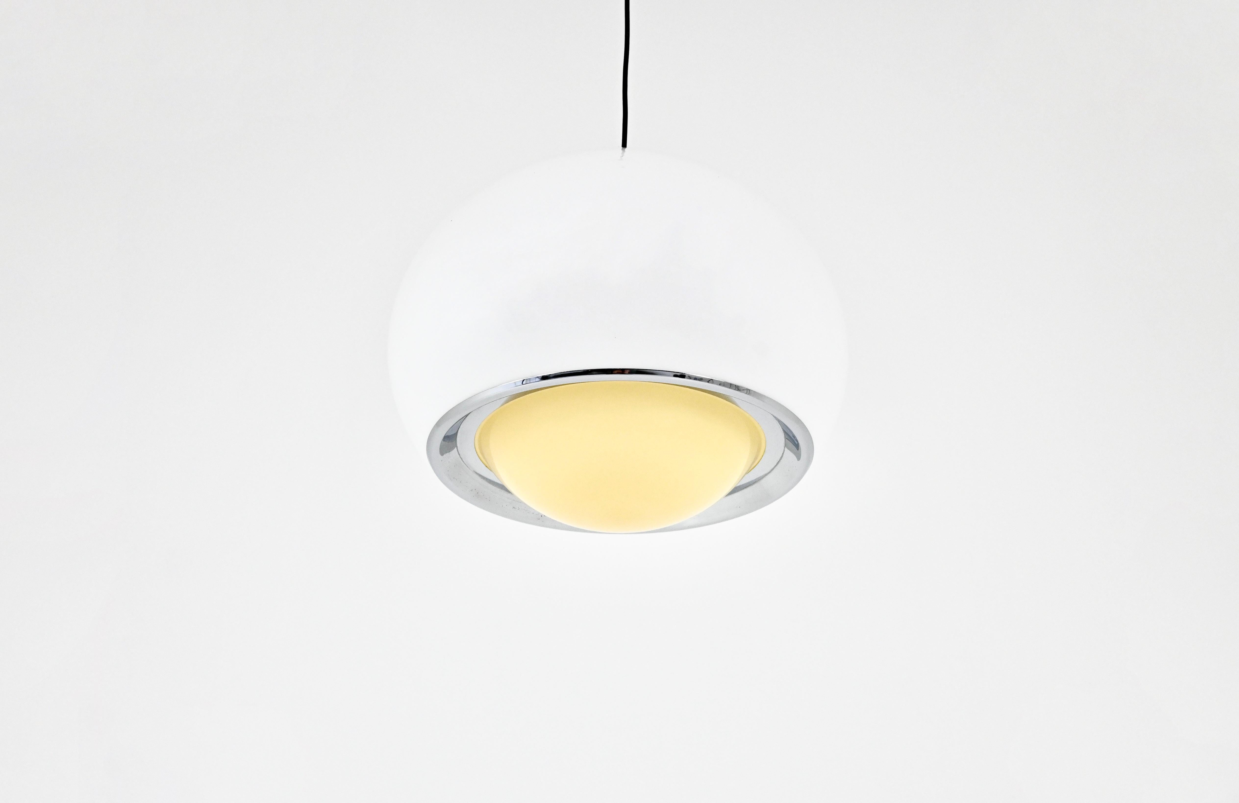 White plastic hanging lamp with metal rim and yellow underside. Model: Bud Grande. Height with cable: 103 cm. Wear due to age and time
FOR SHIPPING, REQUEST US FOR RECEIVE THE BEST PRICE

