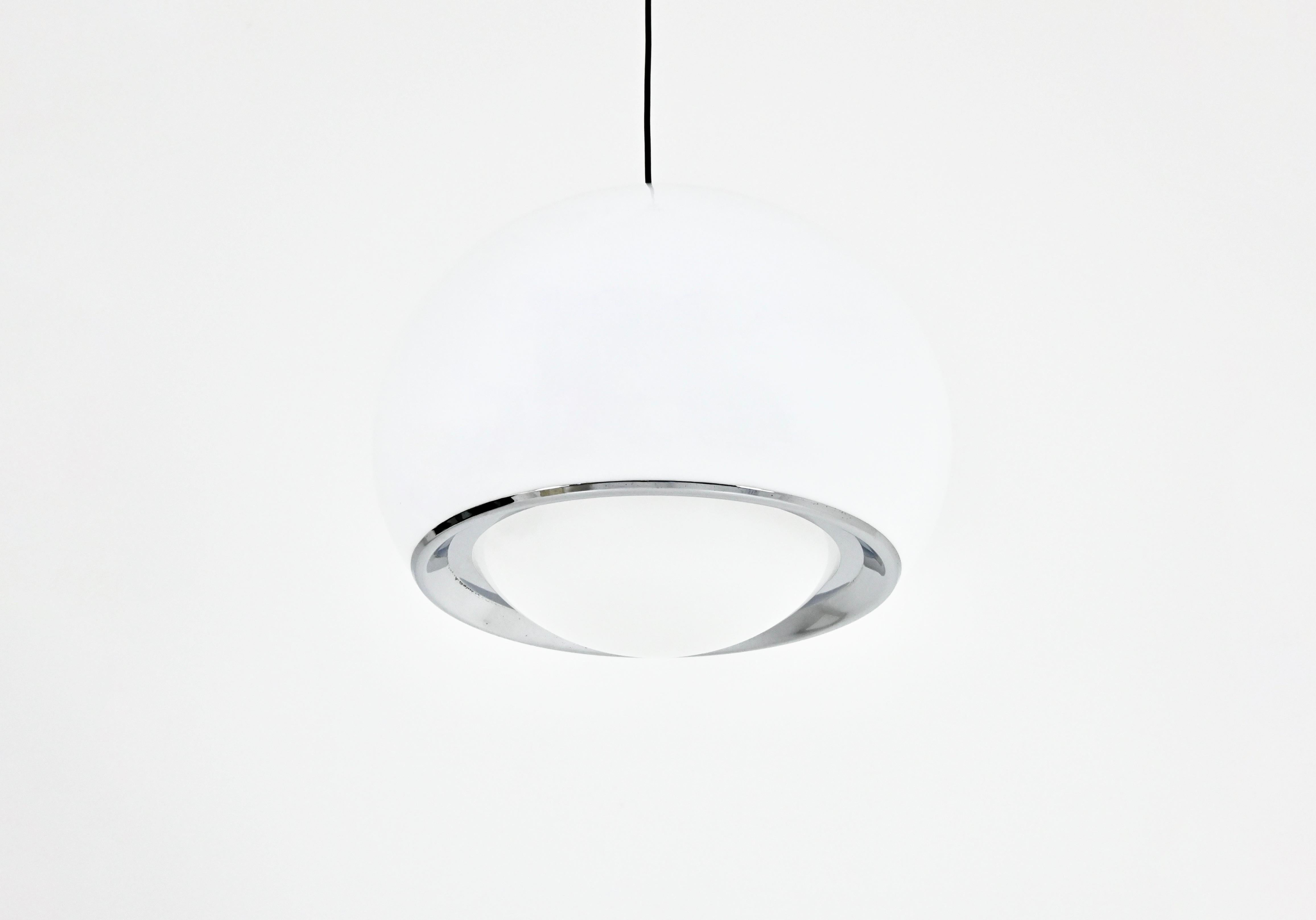 White plastic hanging lamp with metal rim. Model: Bud Grande. Height with cable: 103 cm. Wear due to age and time
FOR SHIPPING, REQUEST US FOR RECEIVE THE BEST PRICE
