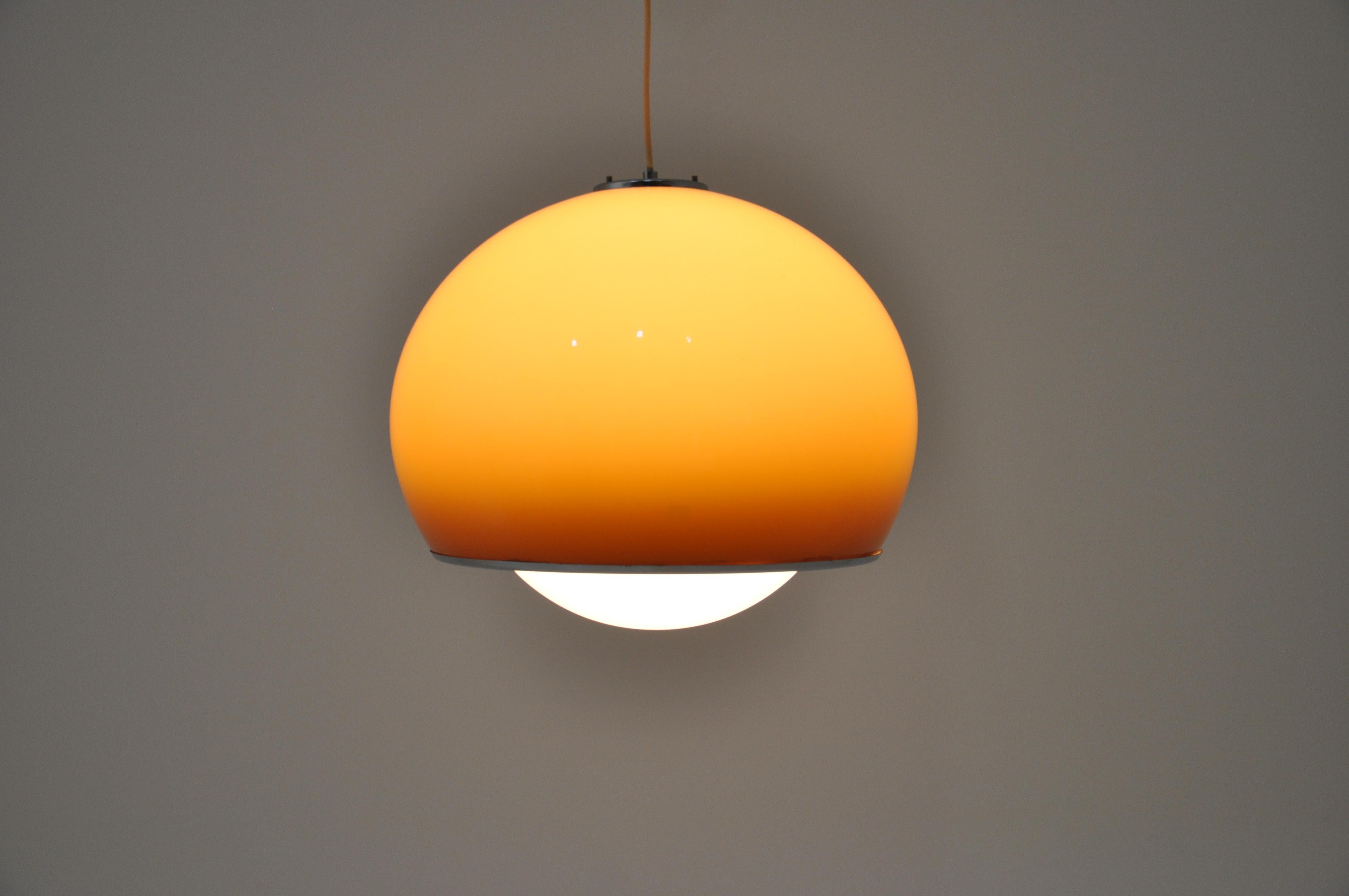 Lampe suspendue en plastique marron avec bord en métal. Modèle : Bud Grande. Hauteur avec câble : 75 cm. Usure due à l'âge et au temps