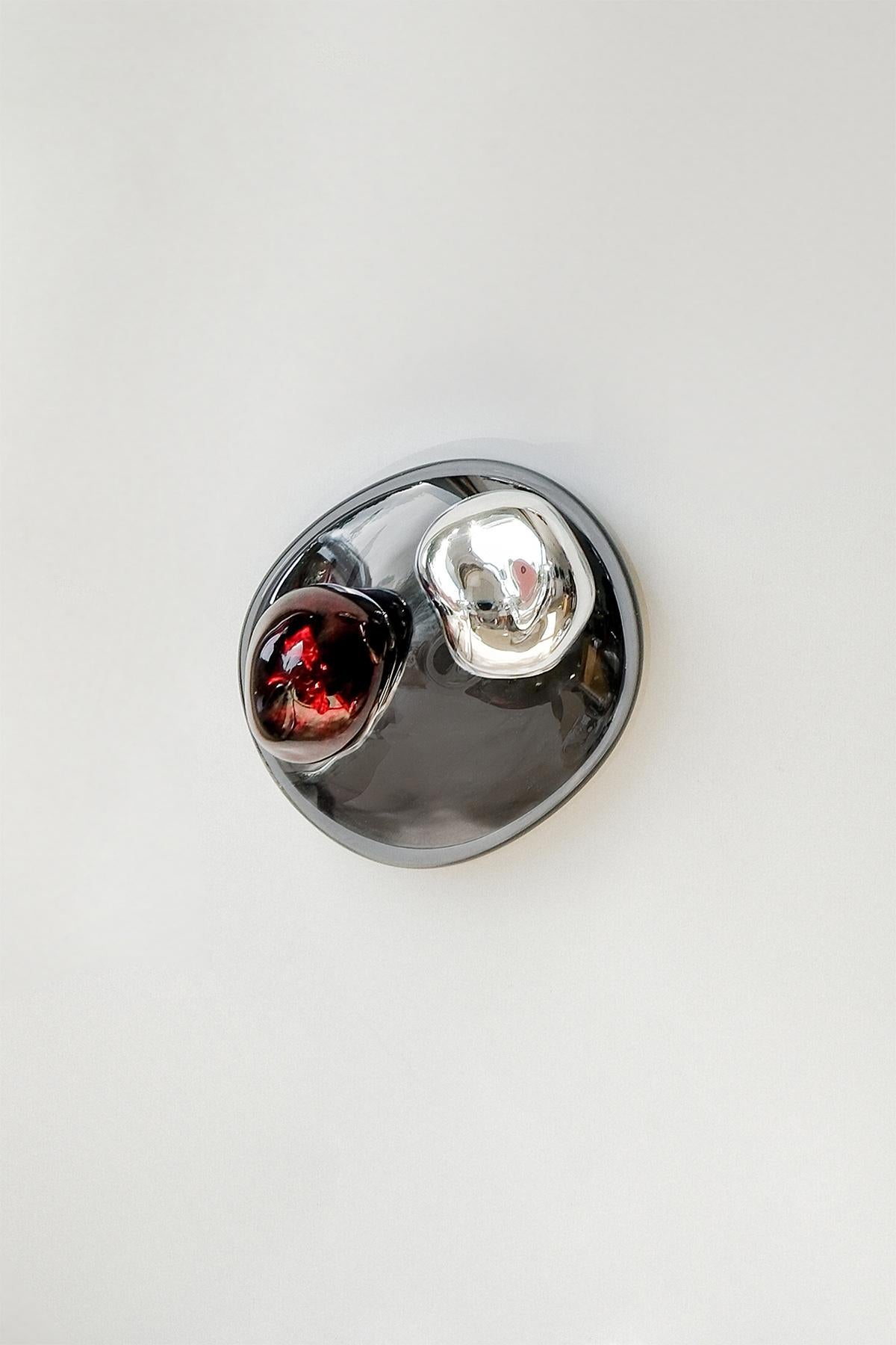 Bud I Scultura in vetro soffiato a mano Argento, fumo e specchio rosso di Homa
Dimensioni: L 40 x P 40 x H 30 cm
Materiali: Vetro soffiato. Silver Mirror. Specchio di fumo.

HOMA è un atelier di design contemporaneo con sede a Istanbul. I processi