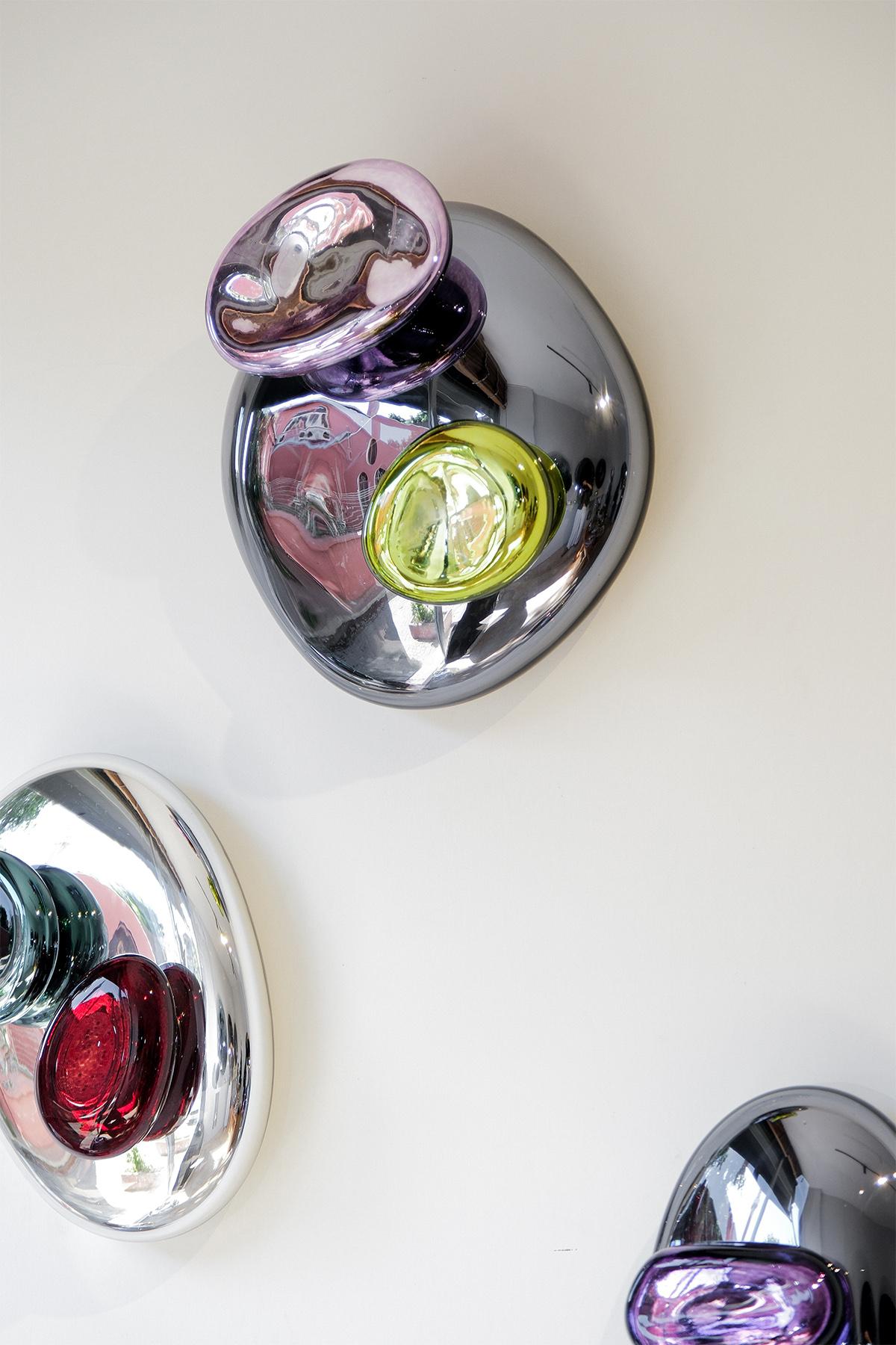 XXI secolo e contemporaneo Bud II Specchio scultoreo in vetro soffiato a mano color fumo, viola e lime di Homa in vendita