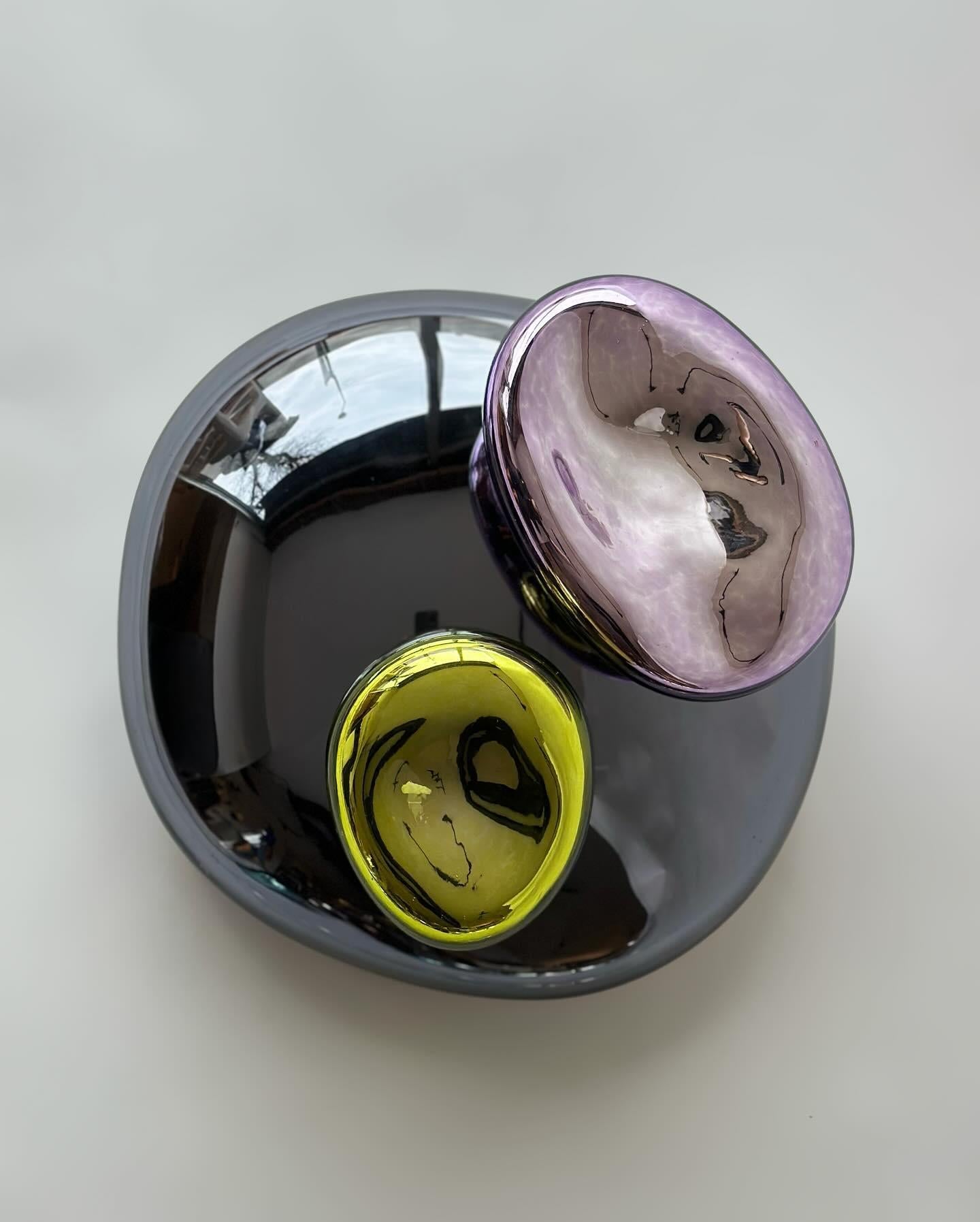 Vetro Bud II Specchio scultoreo in vetro soffiato a mano color fumo, viola e lime di Homa in vendita
