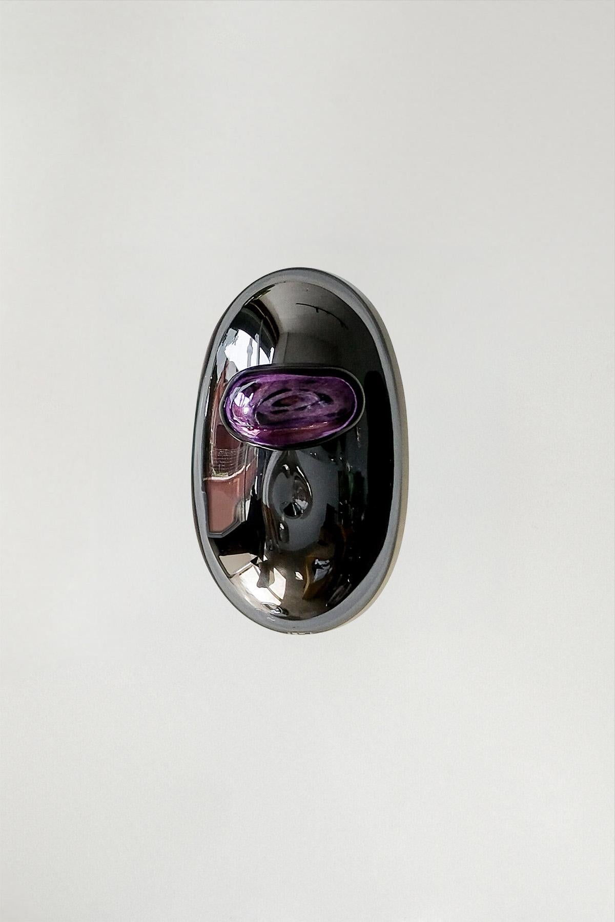 Bud III Sculptural Handblown Glass Smoke and Purple Mirror by Homa
Dimensions : L 43 x D 31 x H 20 cm
MATERIAL : Verre soufflé. Miroir argenté. Miroir de fumée.

HOMA est un atelier de design contemporain basé à Istanbul. Les procédés