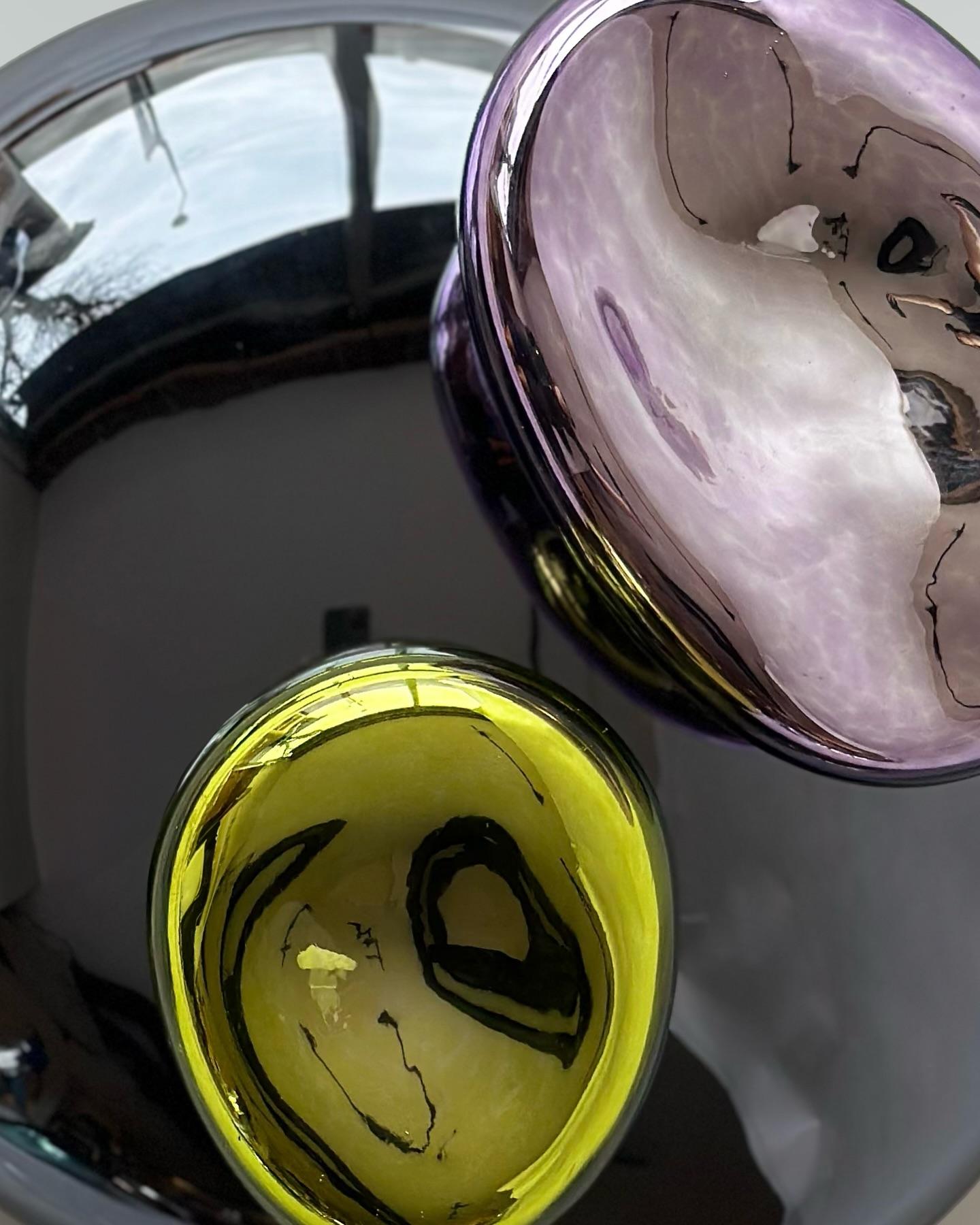 Bud III Sculptural Handblown Glass Smoke and Purple Mirror by Homa en vente 3