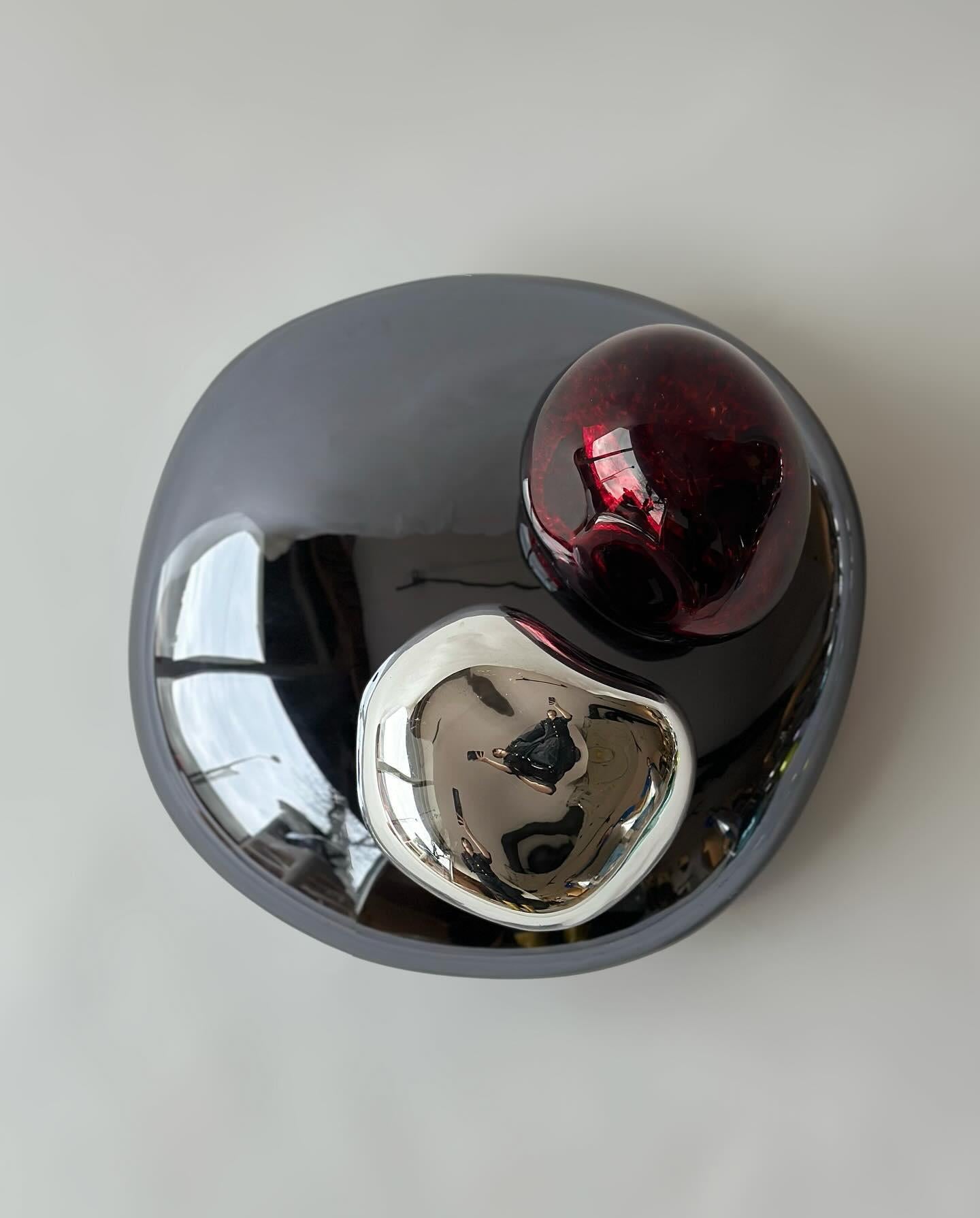 Bud III Sculptural Handblown Glass Smoke and Purple Mirror by Homa en vente 5