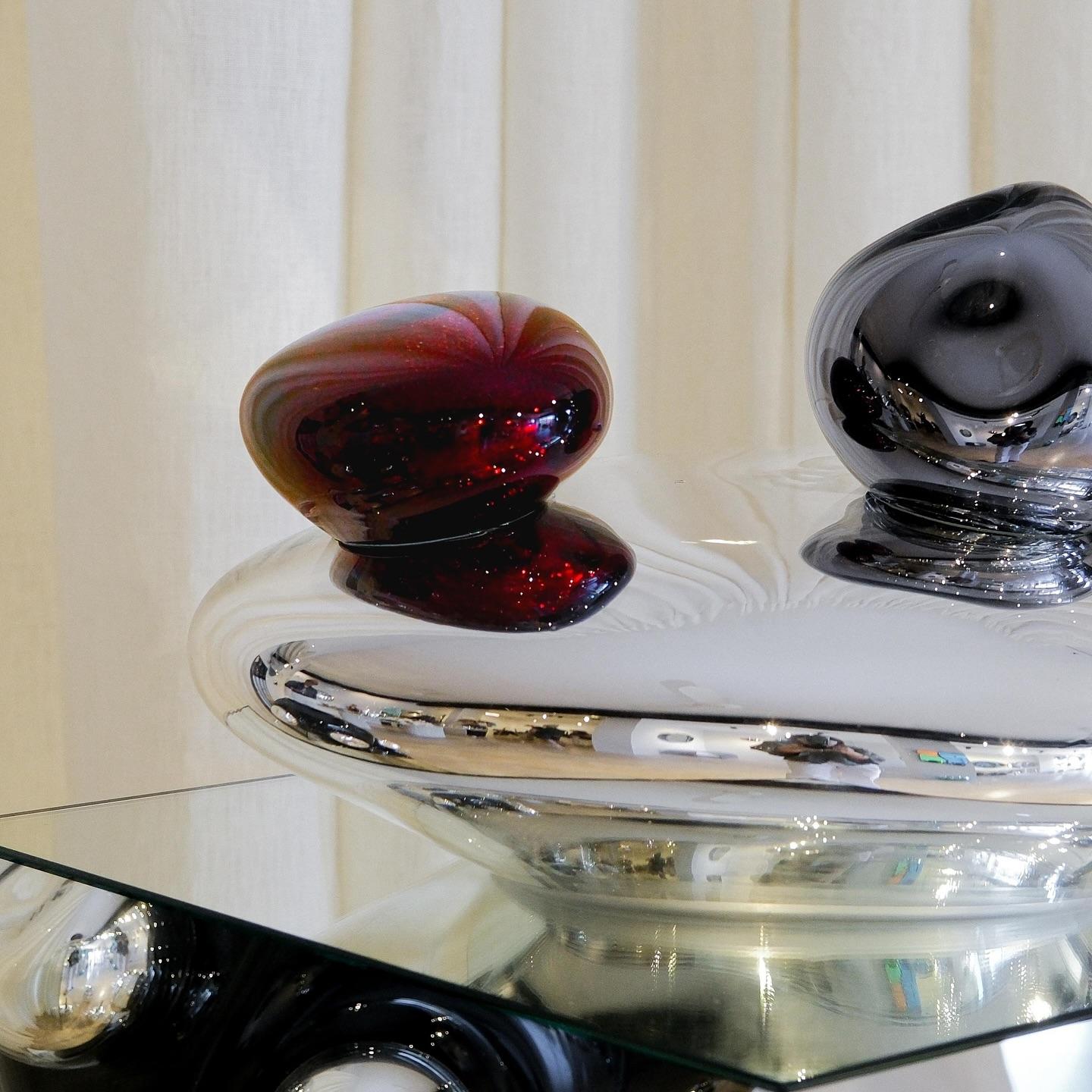 Bud III Sculptural Handblown Glass Smoke and Purple Mirror by Homa en vente 6