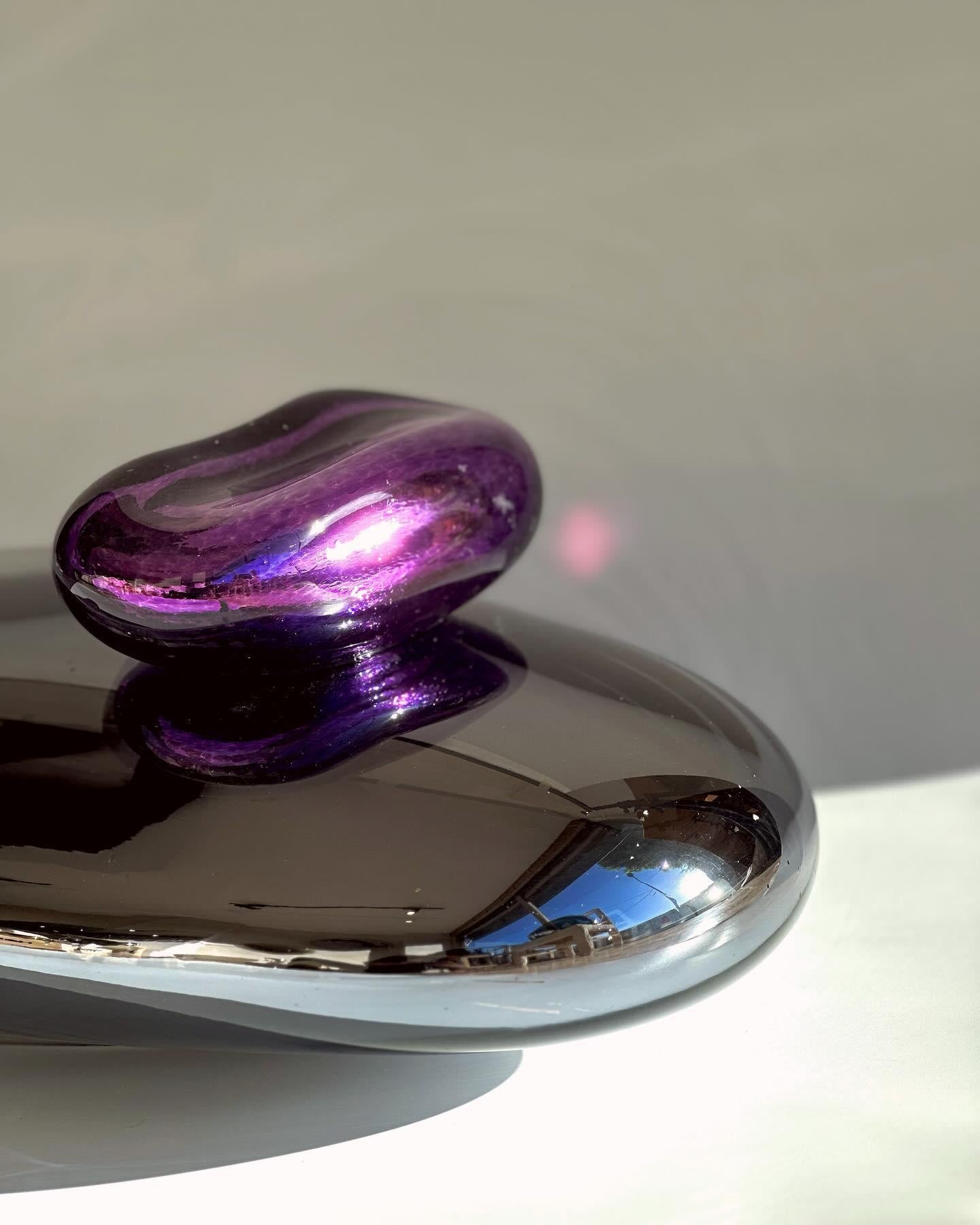 Bud III Sculptural Handblown Glass Smoke and Purple Mirror by Homa en vente 2
