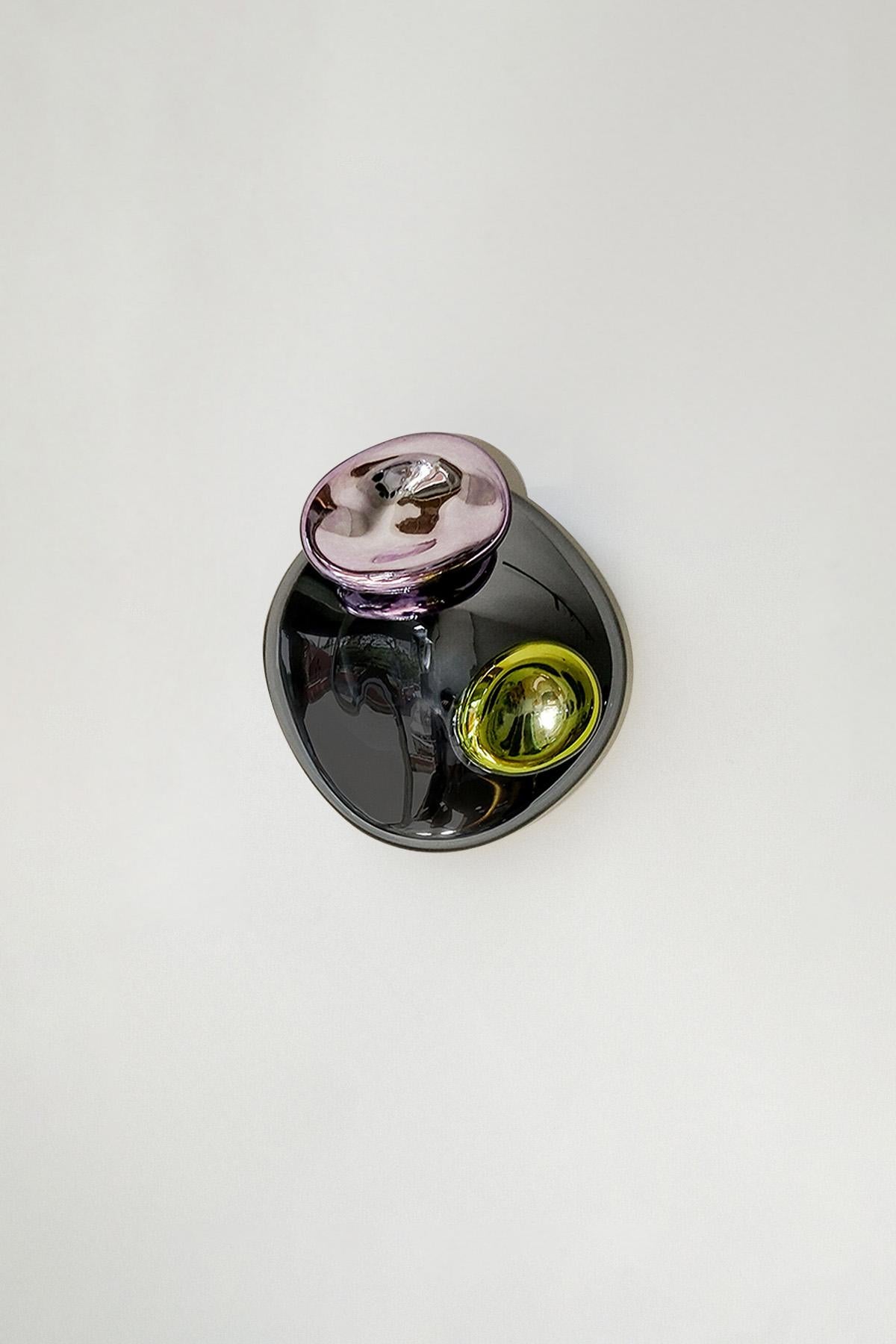 Turco Bud IV Specchio scultoreo in vetro soffiato a mano, argento, verde e rosso di Homa in vendita
