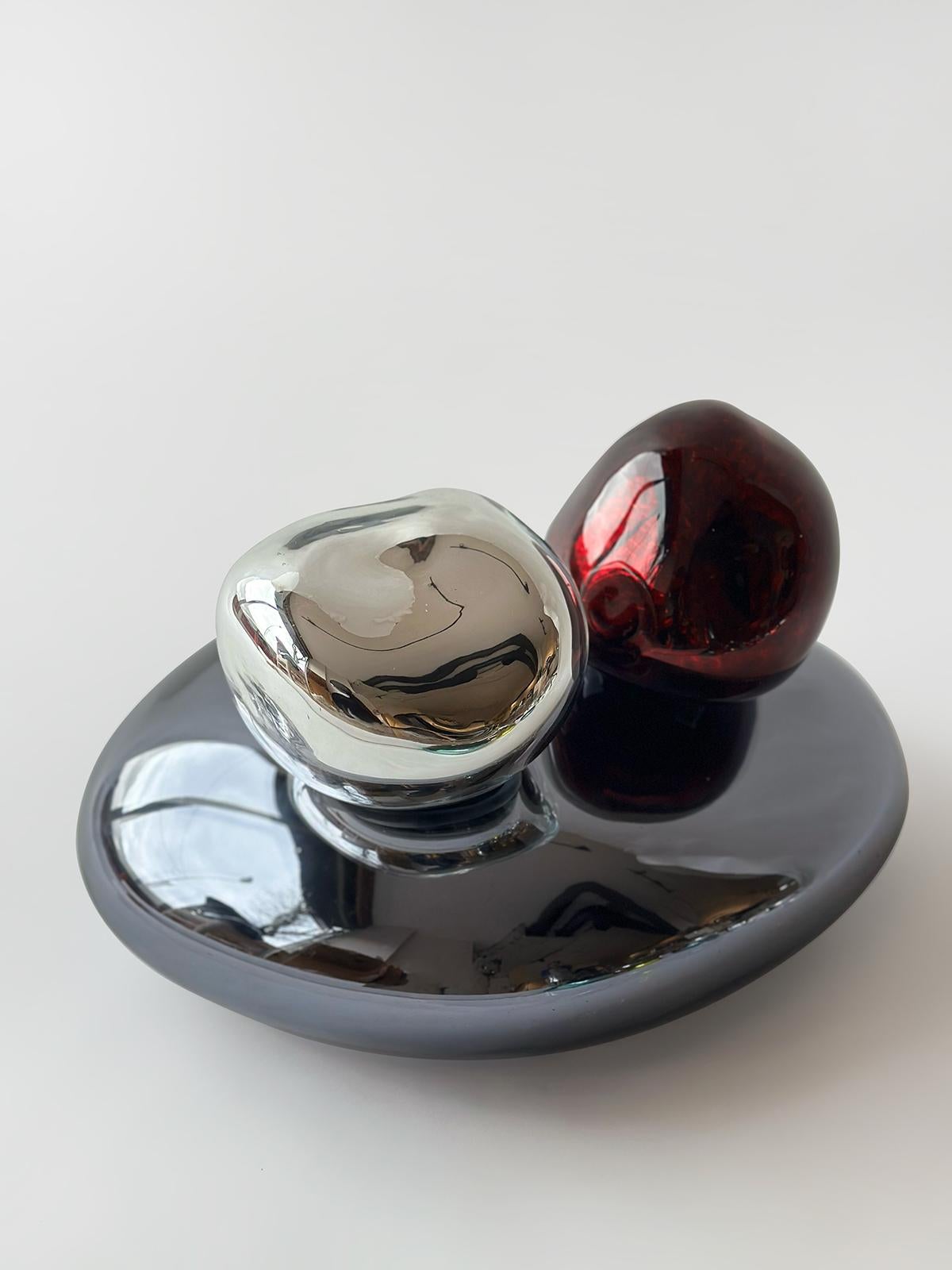 XXI secolo e contemporaneo Bud IV Specchio scultoreo in vetro soffiato a mano, argento, verde e rosso di Homa in vendita