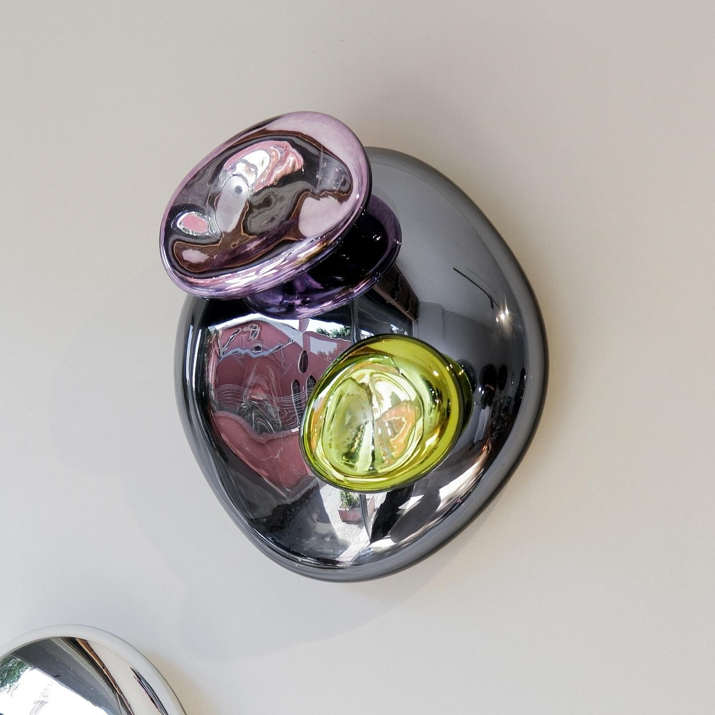 Bud IV Specchio scultoreo in vetro soffiato a mano, argento, verde e rosso di Homa in vendita 4