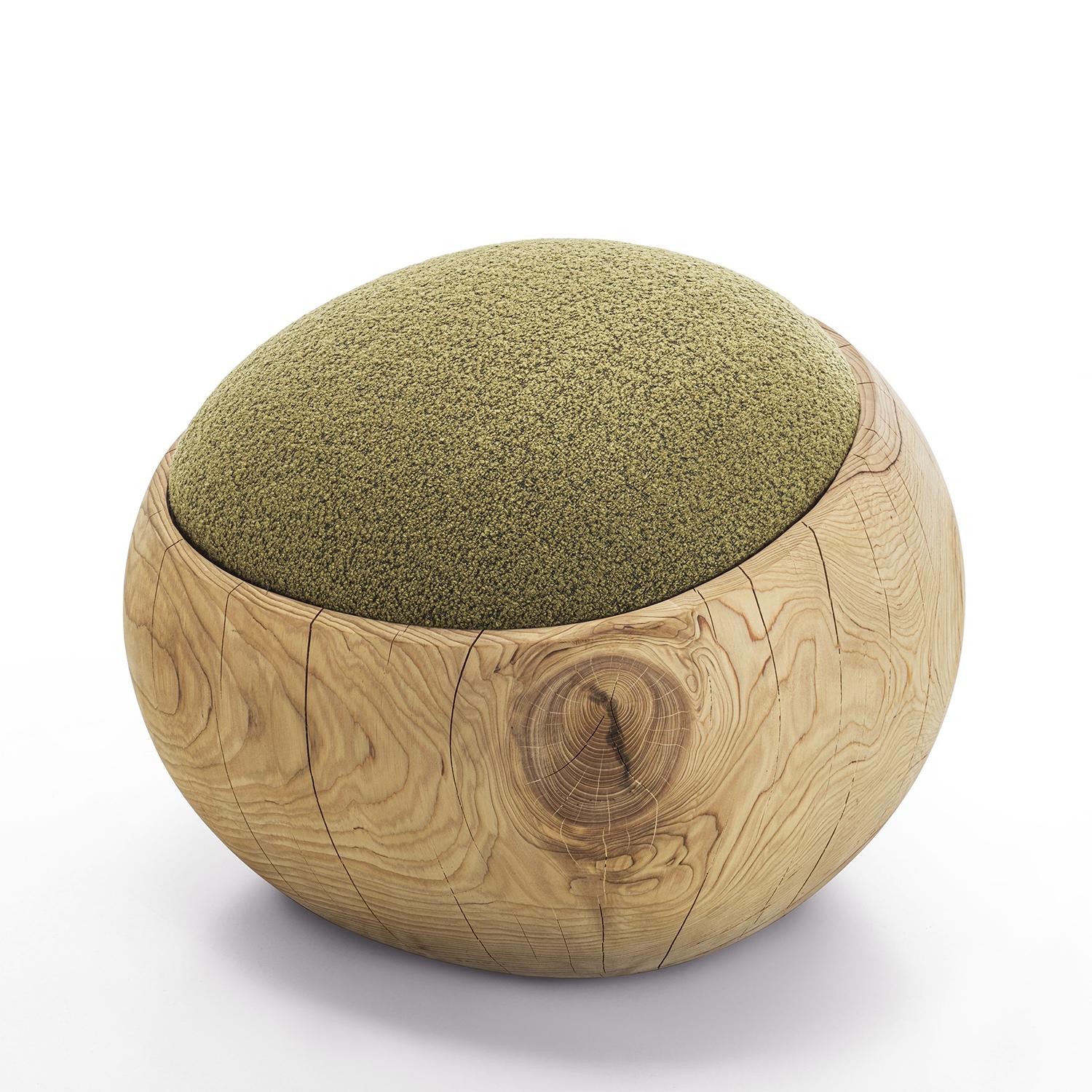 Stool Bud Kaki Cedar with structure in solid cedar wood,
wood treated with wax with natural pine extracts, stool
upholstered and covered with bouclé fabric in kaki color.
Also available on request with bouclé fabric in white color
or in brown