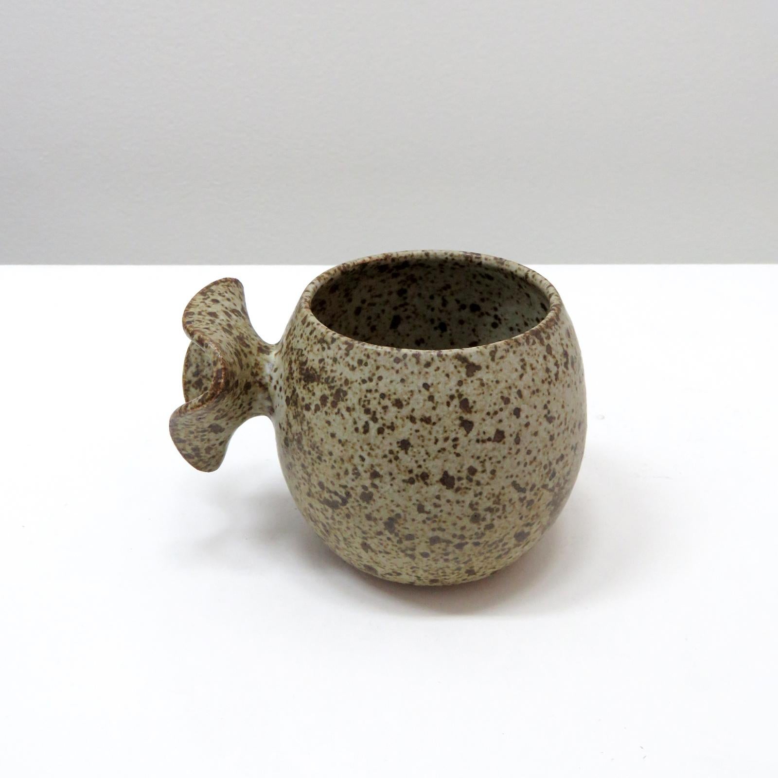 wunderbare 'Bud'-Tassen, handgefertigt vom Keramiker Jed Farlow aus Los Angeles für Farlow Design. Hochgebranntes Steingut mit mattweiß gesprenkelter Glasur. Diese einzigartigen Tassen wurden mit einem menschenzentrierten Ansatz entwickelt und