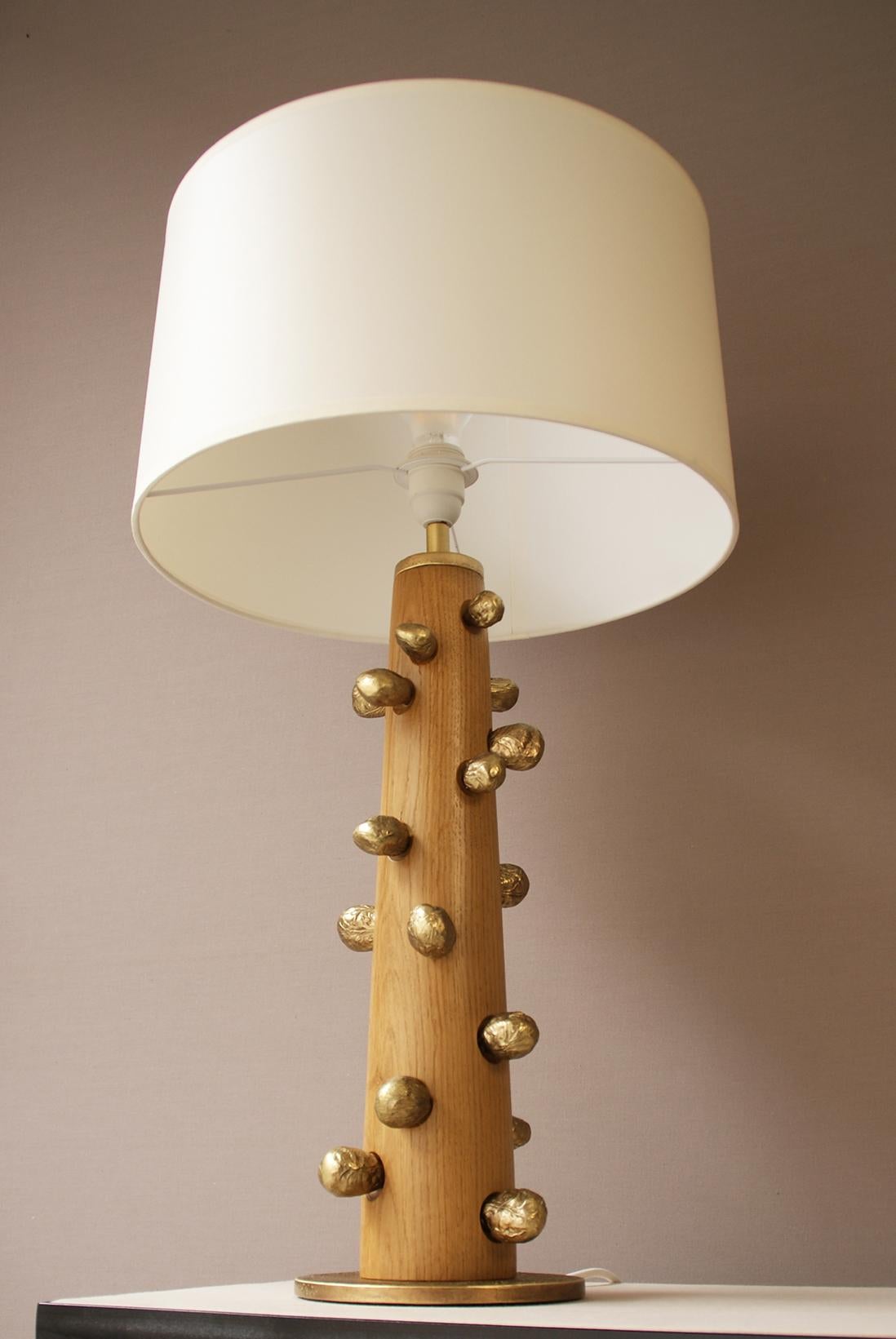 Lampe de table Bud de l'Atelier Demichelis
Édition limitée de 20 pièces, numérotées et signées.
Dimensions : D 40 x H 71 cm
Matériaux : Bronze, Chêne blanc

Laura Demichelis

Laura est née et a grandi en Provence, dans le sud de la