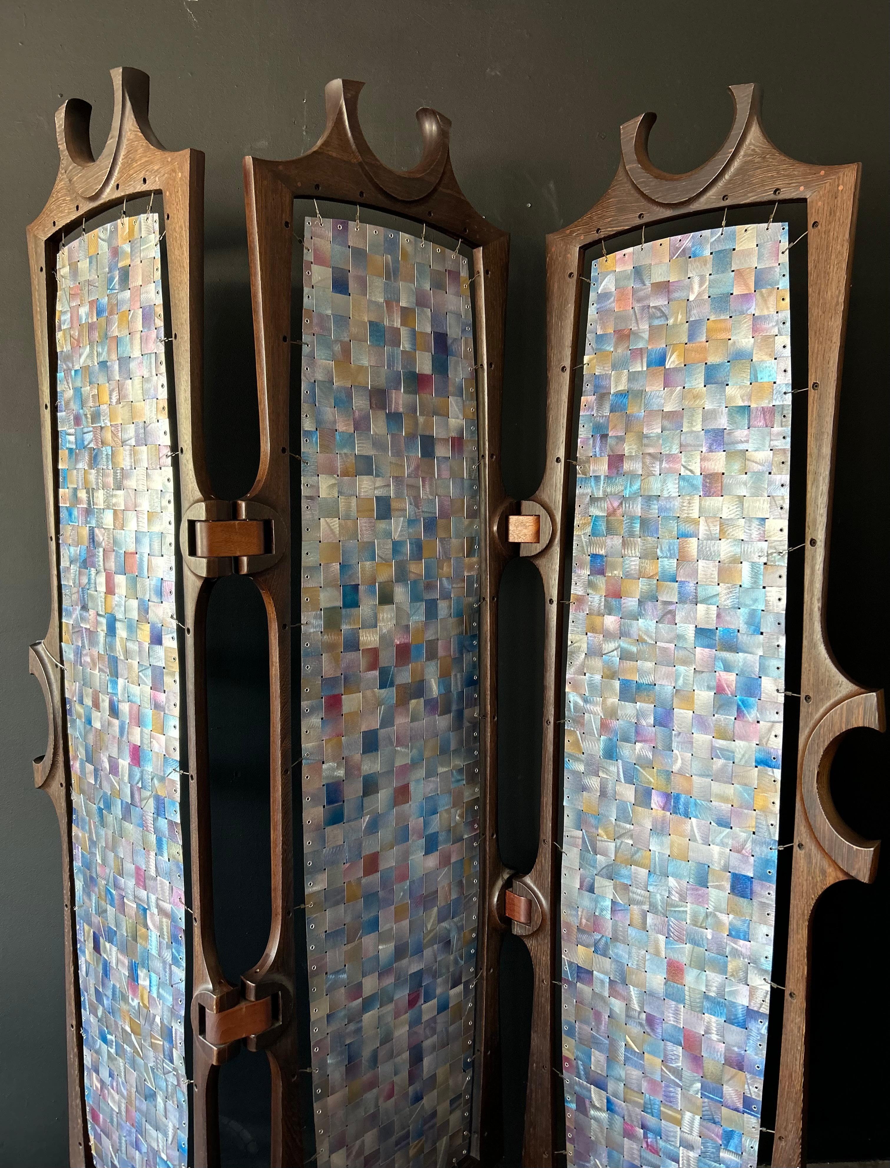 Bud Tullis Wandschirm aus Wenge und gewebtem Aluminium, ca. Ende der 1980er Jahre. Dieses originale Exemplar ist handgeformt und hat mehrfarbiges Aluminium auf der einen Seite und einfarbiges auf der anderen.
