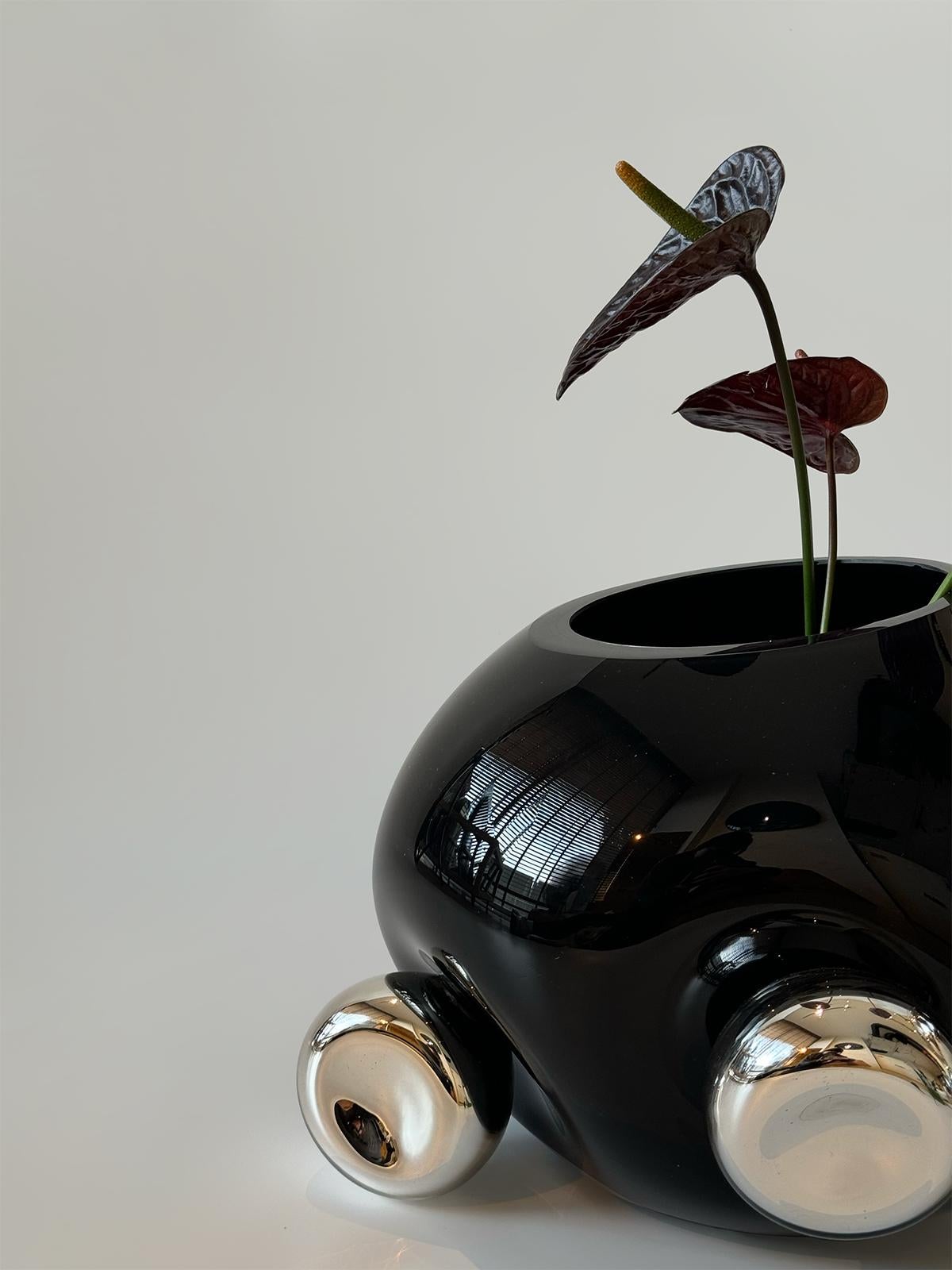 Turco Vaso scultoreo in vetro soffiato con specchio d'argento di Homa in vendita