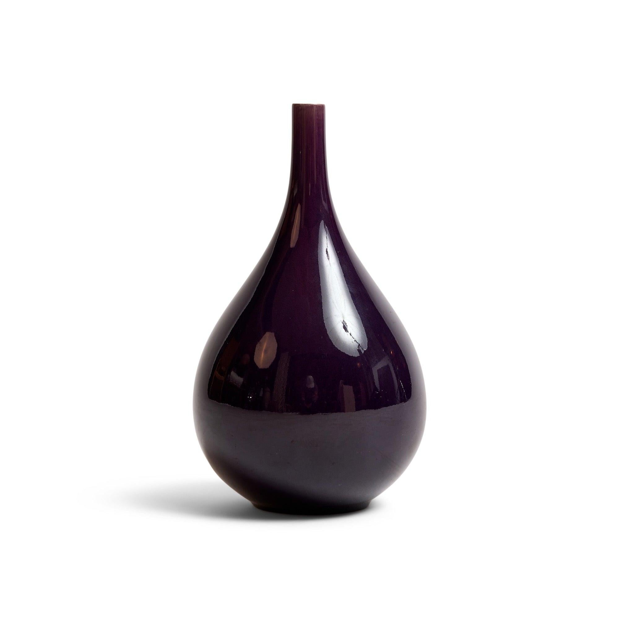 L'iconico design svedese e la magnifica maestria artigianale hanno reso Carl-Harry Stalhane uno dei più importanti artisti della ceramica del XX secolo. Questo vaso per boccioli, brillantemente realizzato, con collo sottile, è perfetto per un