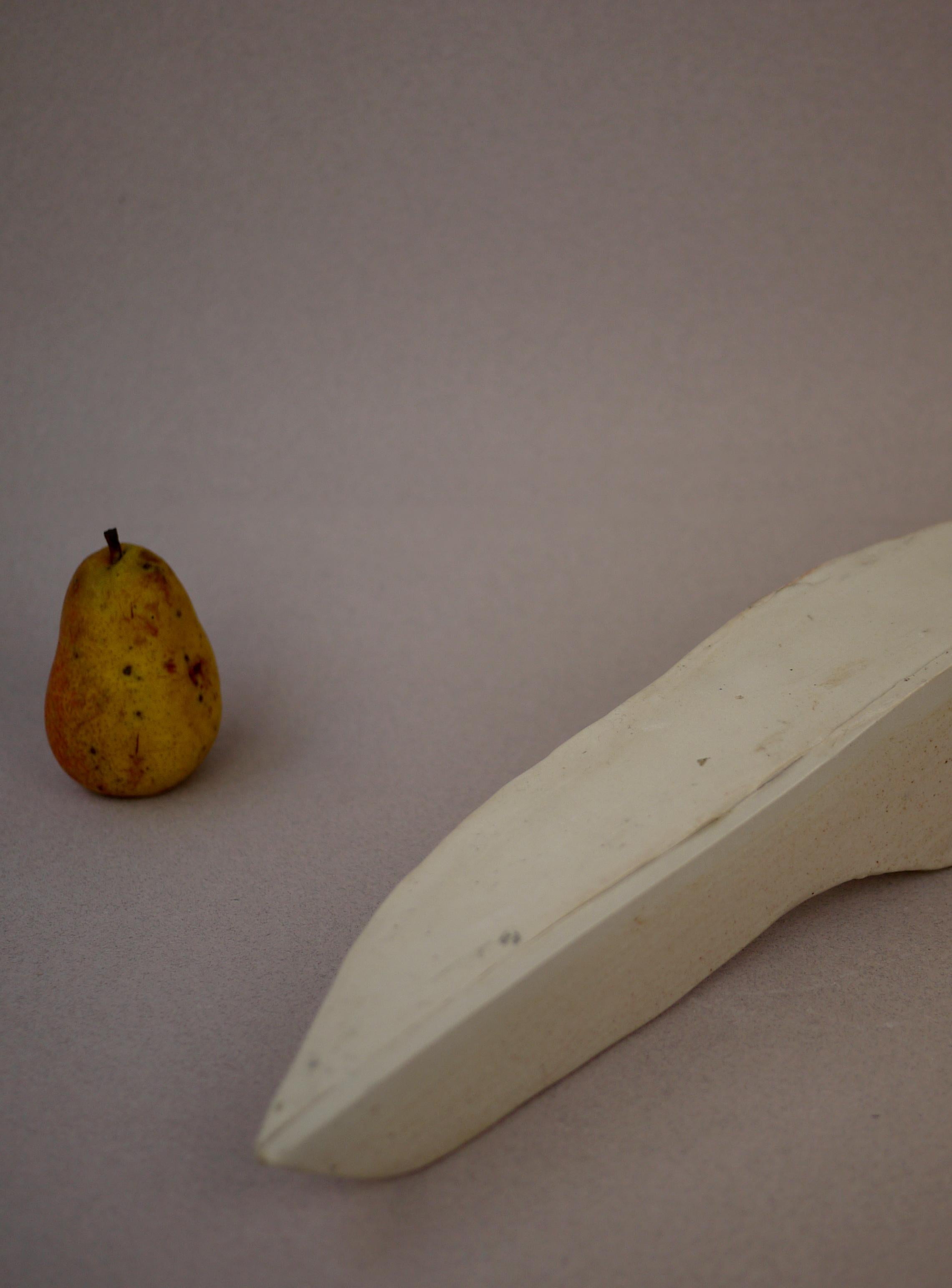 Sculpture à but précis, ce vase à bourgeons est un élément essentiel de l'œuvre de Teste. Émaillée d'une glaçure shino rose pâle avec un craquelé intéressant, elle a une forte présence malgré sa taille réduite.
Usage décoratif uniquement. Les