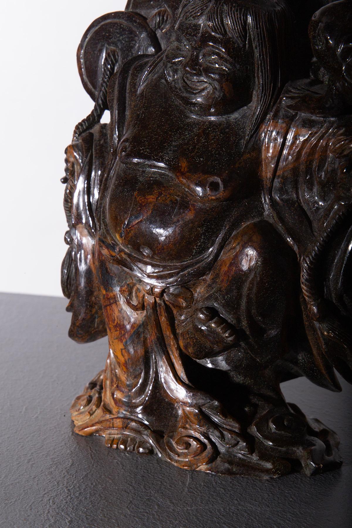 Ce fascinant Budai, finement sculpté dans un bois noble, représente l'une des figures les plus aimées et les plus symboliques du panthéon bouddhiste. La sculpture représente Budai, souvent connu sous le nom de 