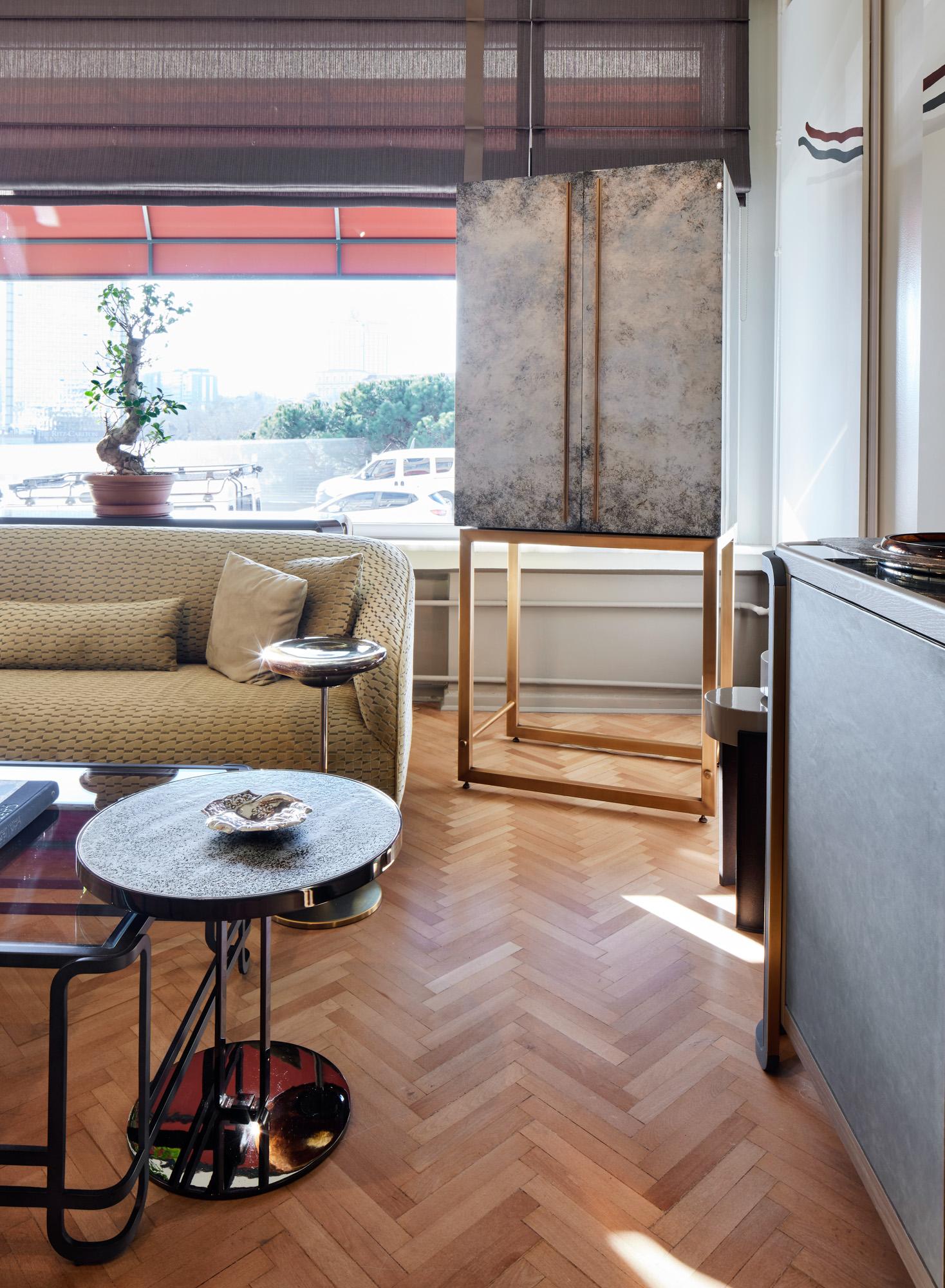 Table d'appoint en bois laqué avec plateau de finition texturée, base en métal plaqué titane en vente 5