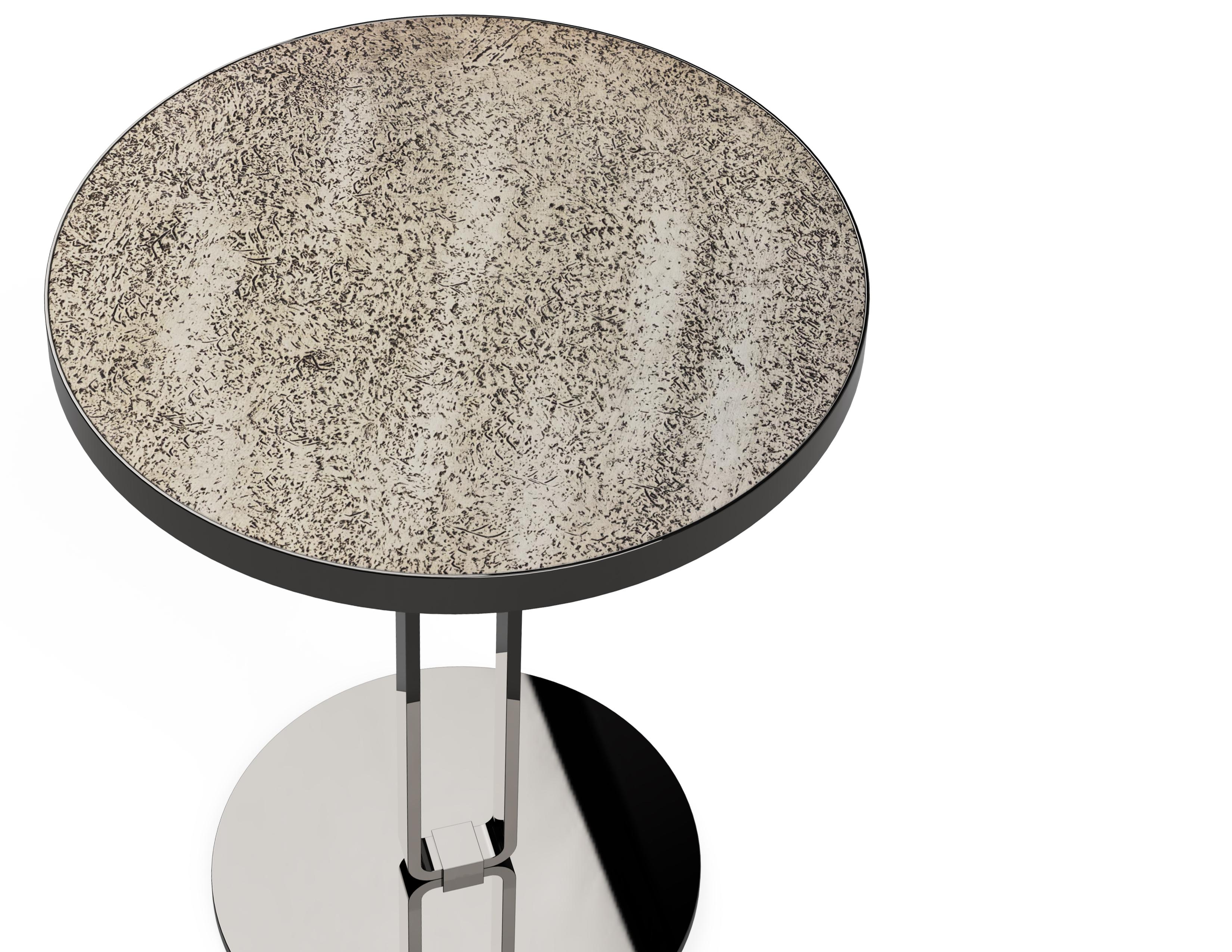 Table d'appoint en bois laqué avec plateau de finition texturée, base en métal plaqué titane Neuf - En vente à Maçka-İstanbul, 34