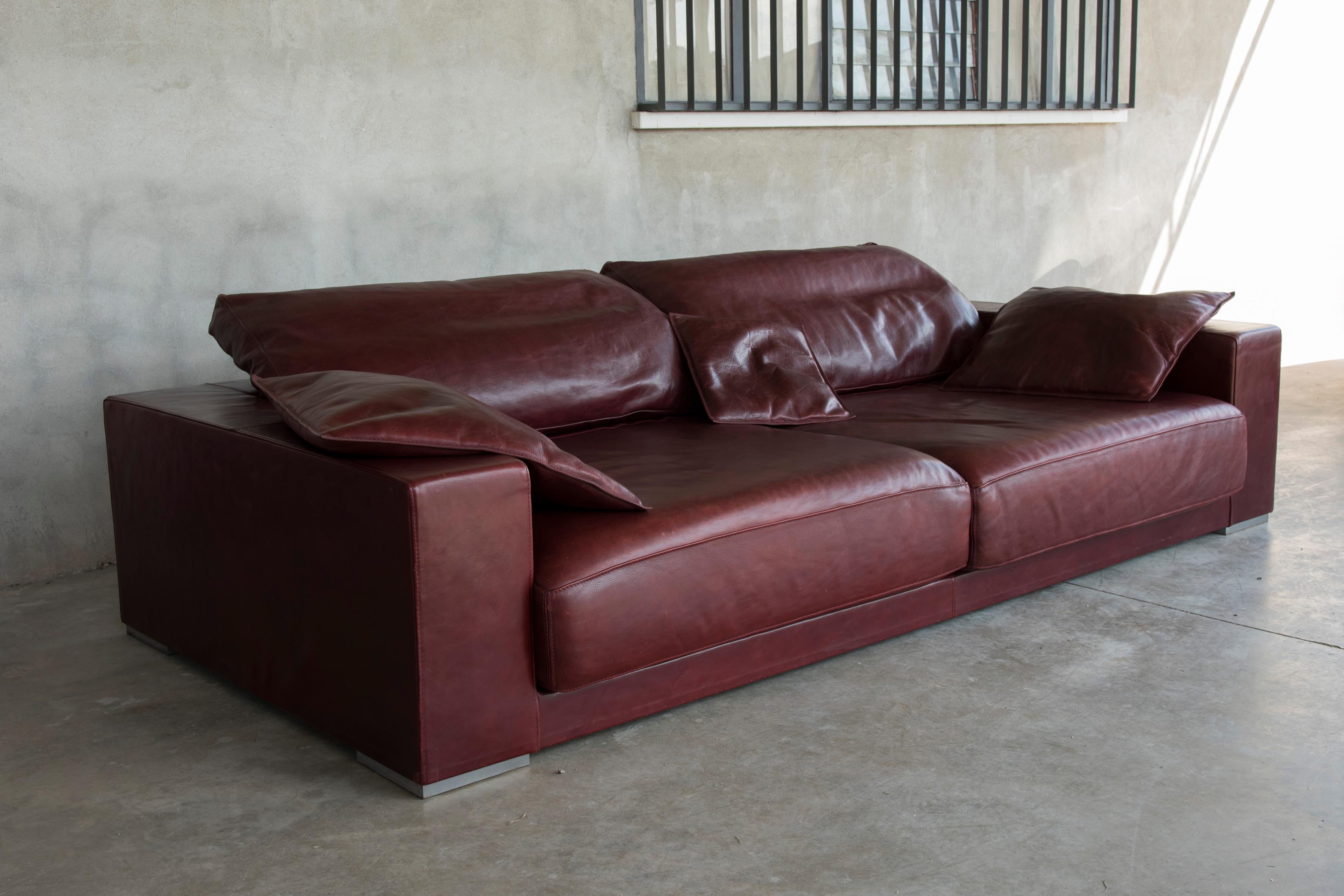 Budapest Baxter sofa tuscany red leather 300 cm long .

The Budapest model is the first sofa designed by Paola Navone for Baxter in 2003 . It has an essential and modern design, but comfortable and characterized by a wrapping seating thanks to its
