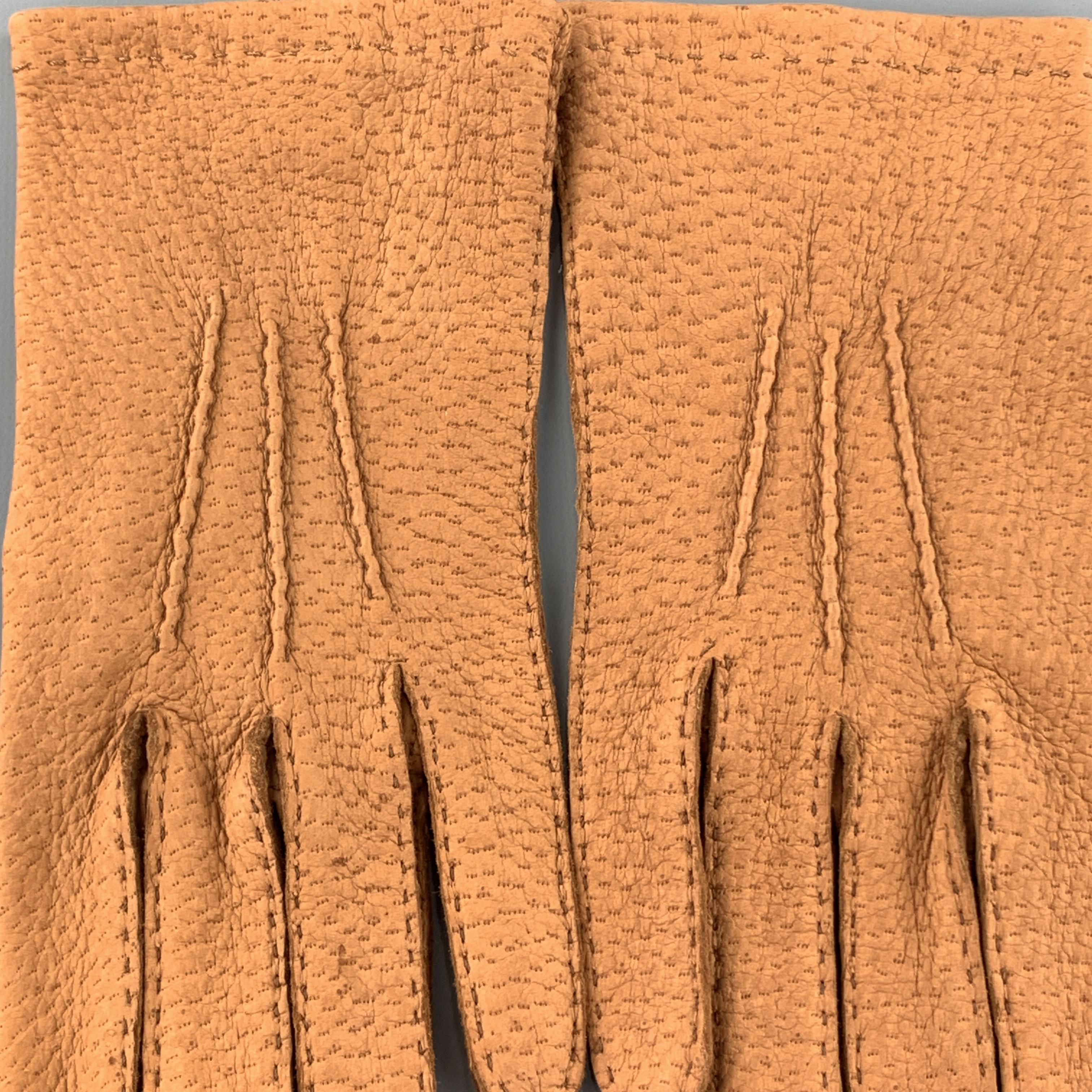 Vintage BUDD gloves come in tan hogskin leather with top stitching. Made in England.

Excellent Pre-Owned Condition.
Marked: 9

Width: 4 in.
Length: 10 in.