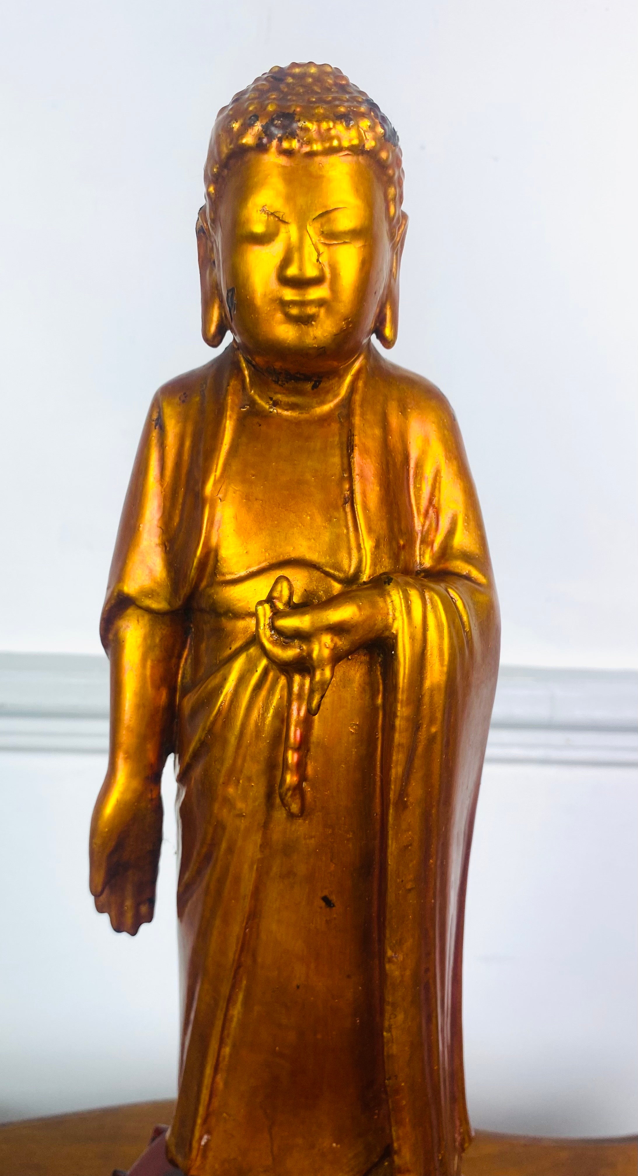 Statue représentant le Bouddha Amitabha (Amida Nyorai), le Bouddha de la lumière infinie, debout sur une base en forme de lotus à plusieurs rangées de pétales. Réalisée en bois sculpté, cette œuvre témoigne d'une belle maîtrise du modelage et d'un
