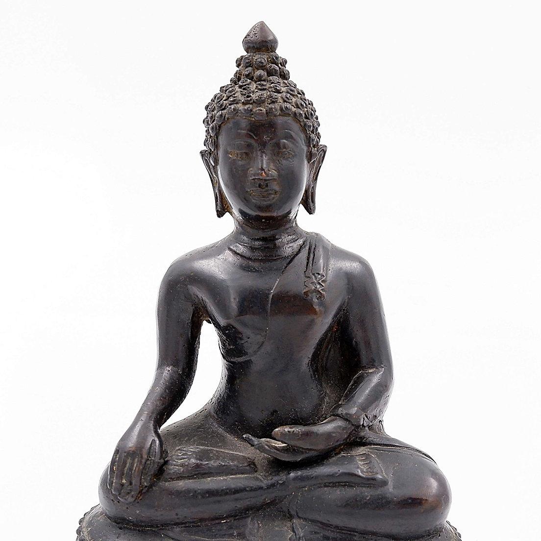 Bouddha appelant la Terre à témoigner - Bronze
Décoration asiatique - Bouddha - statuette
Mesures : Base : 14cmx8cm H:21cm 
Usure conforme à l'âge et à l'utilisation.

