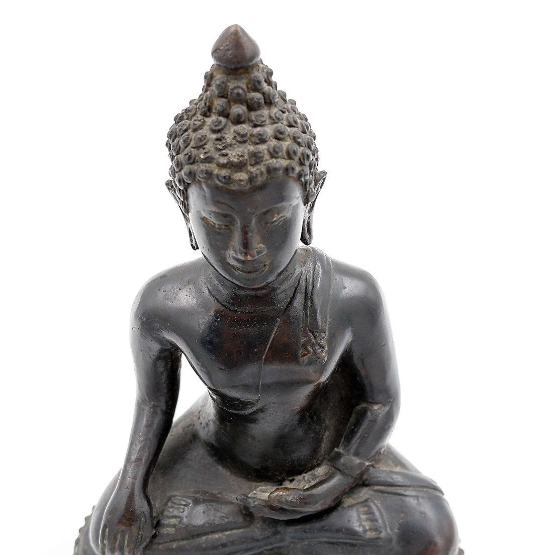 Bouddha appelant la Terre à témoigner - Bronze en vente 1