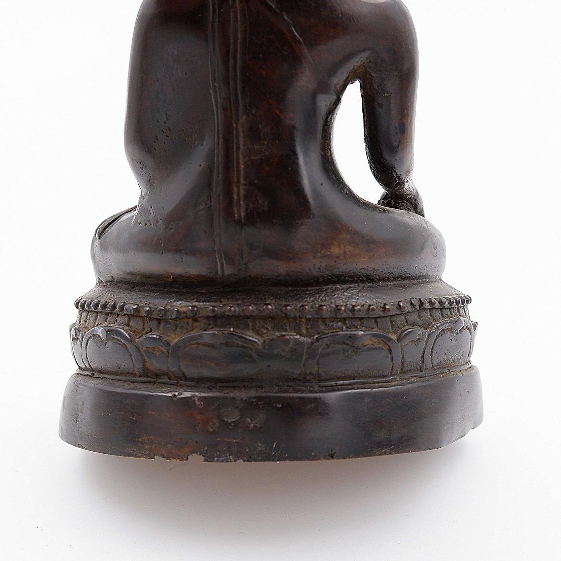 Bouddha appelant la Terre à témoigner - Bronze en vente 3