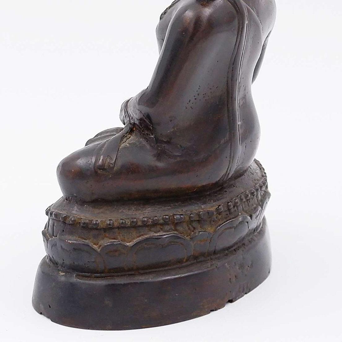 Bouddha appelant la Terre à témoigner - Bronze en vente 4