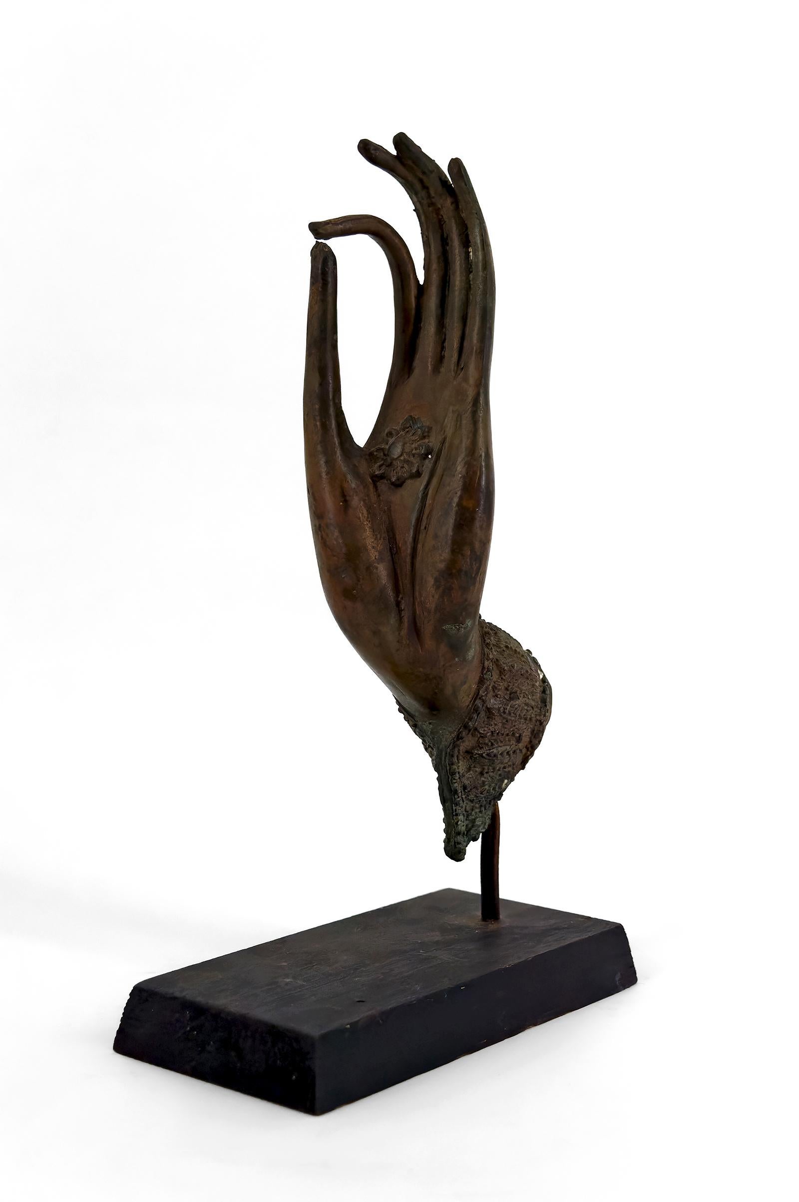 Nous vous présentons une magnifique main de Bouddha en bronze patiné, une pièce rare et élégante datant du 20ème siècle. 

Ce chef-d'œuvre de l'art asiatique incarne la sérénité et la sagesse, caractéristiques de la tradition bouddhiste. 

La main