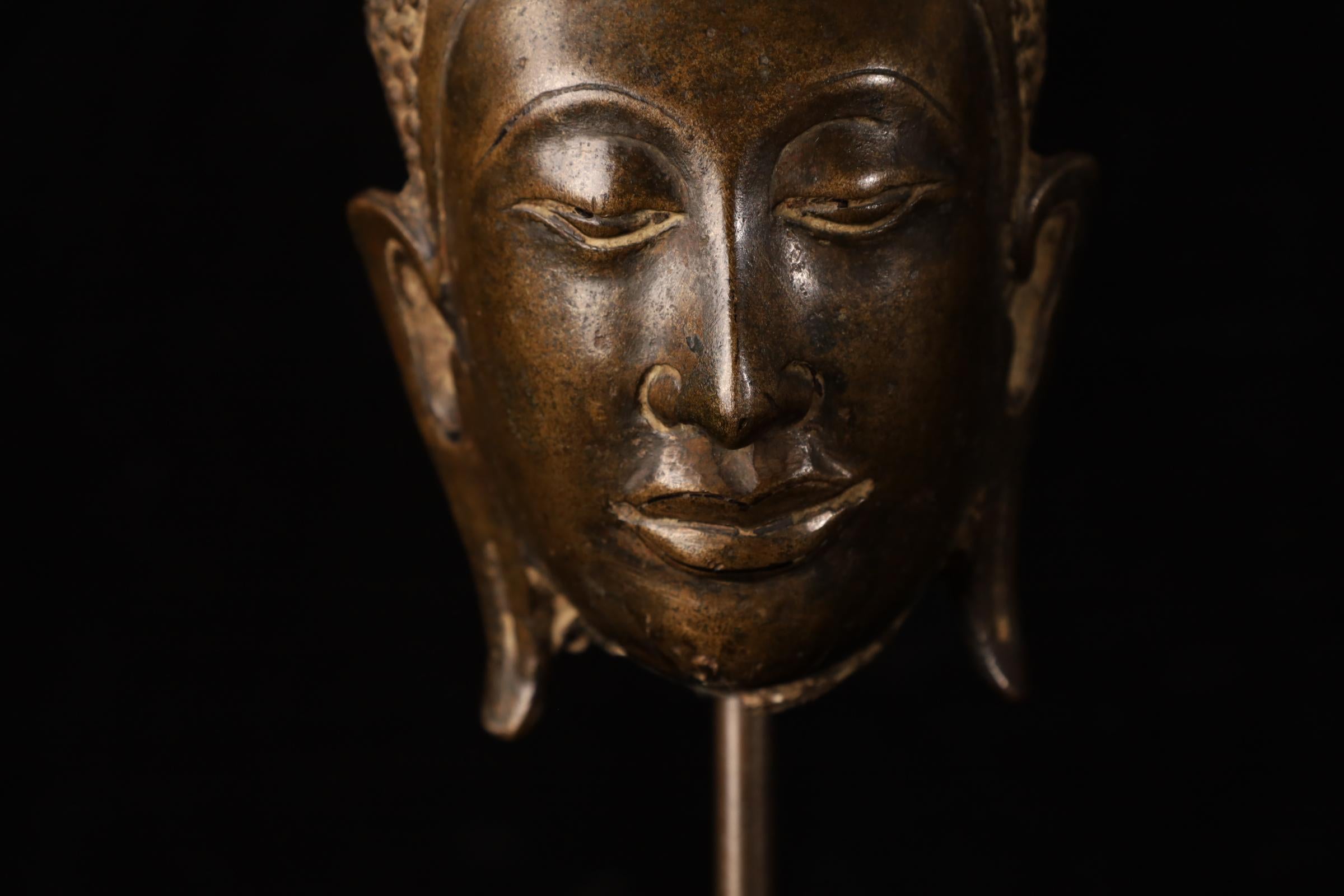 Cabeza de Buda, bronce dorado - Reino de Uthong, Tailandia (s. XIV-XV) en venta 7