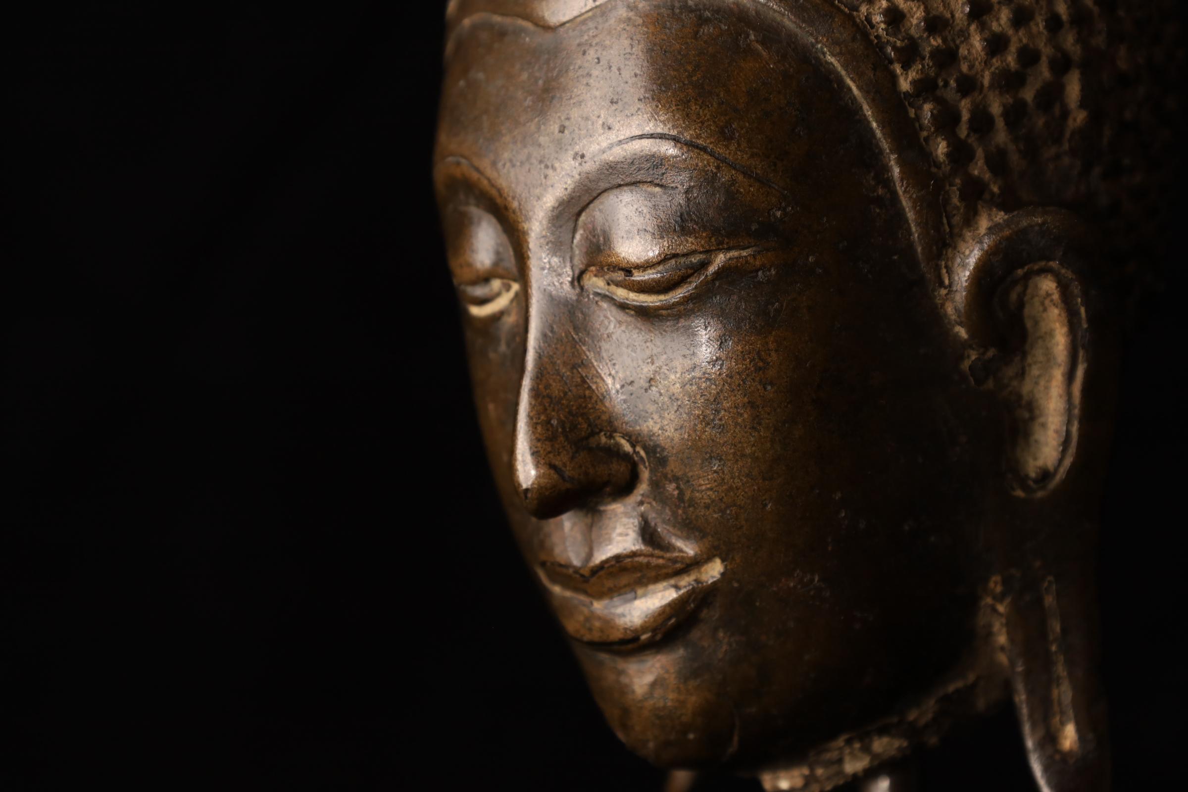 Cabeza de Buda, bronce dorado - Reino de Uthong, Tailandia (s. XIV-XV) en venta 9