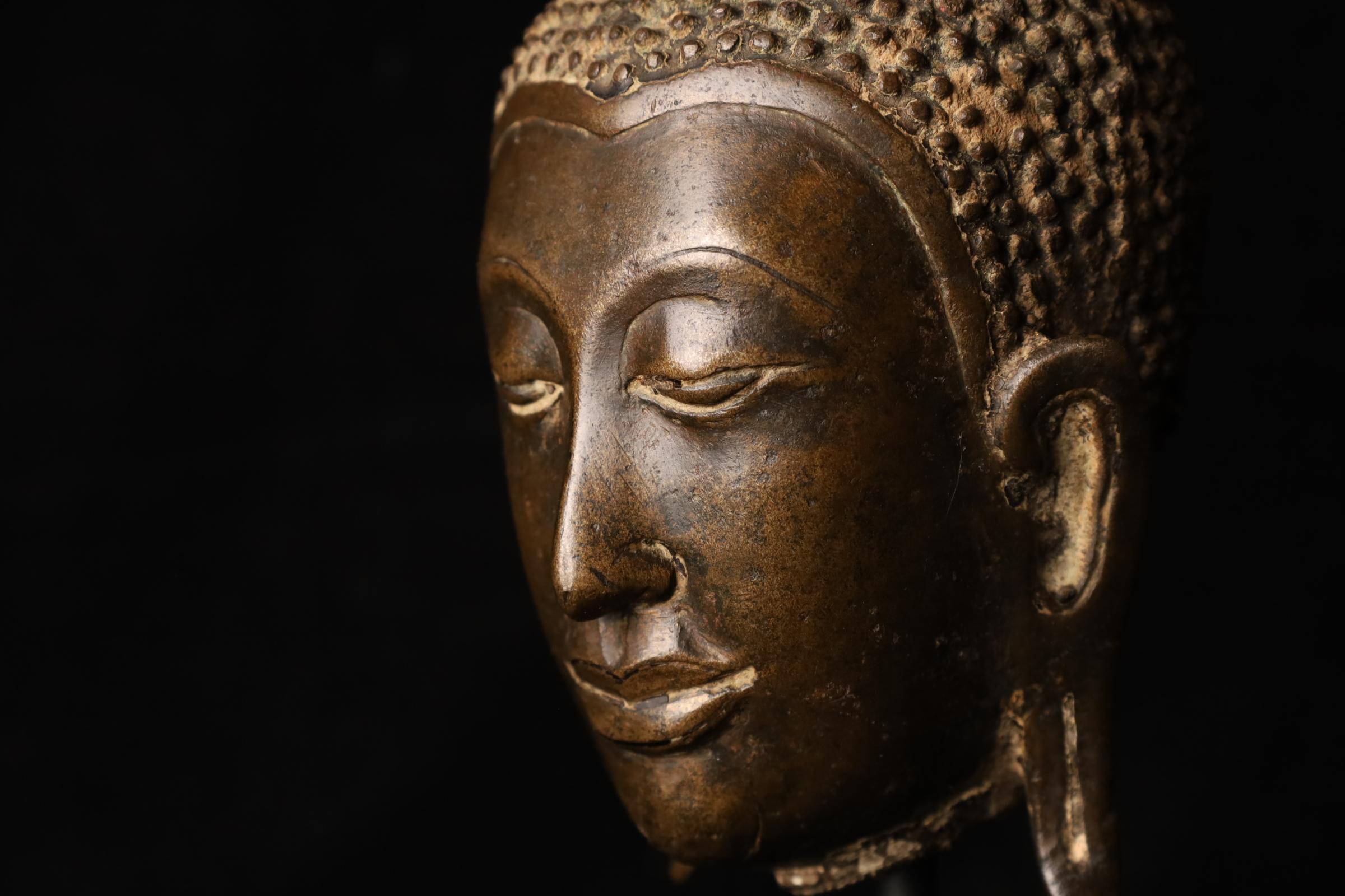 Cabeza de Buda, bronce dorado - Reino de Uthong, Tailandia (s. XIV-XV) en venta 10