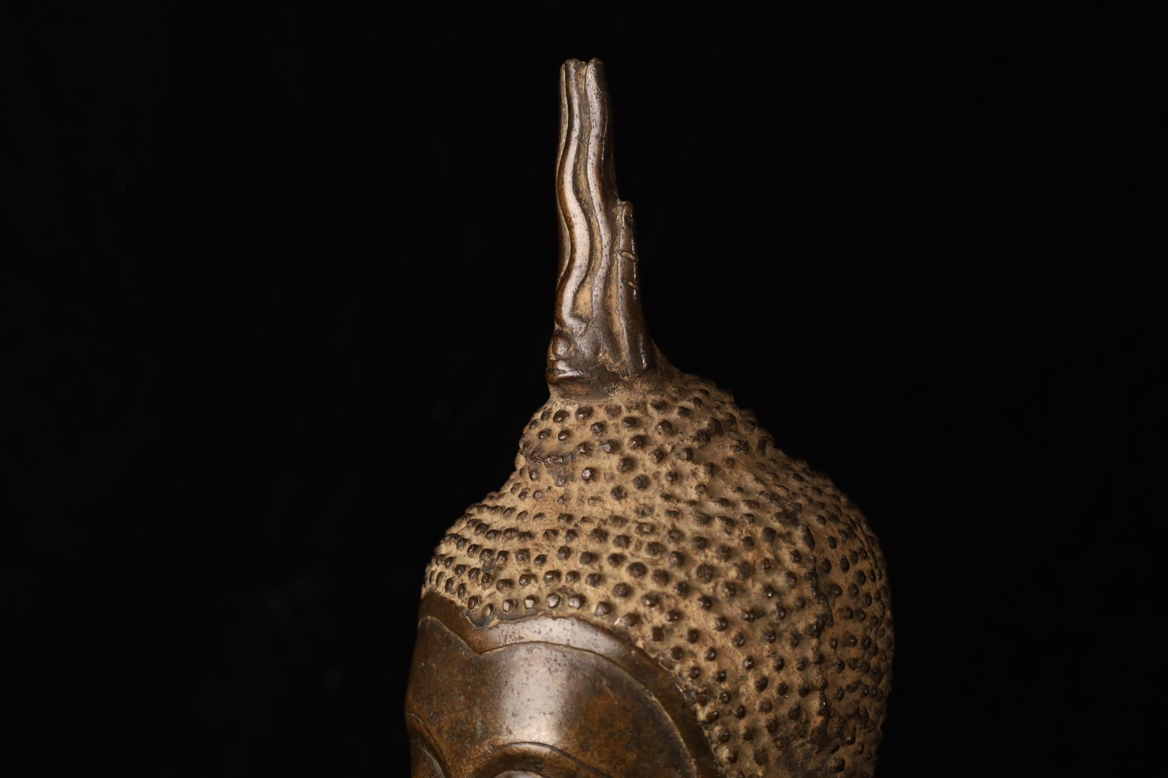 Cabeza de Buda, bronce dorado - Reino de Uthong, Tailandia (s. XIV-XV) Bronce en venta