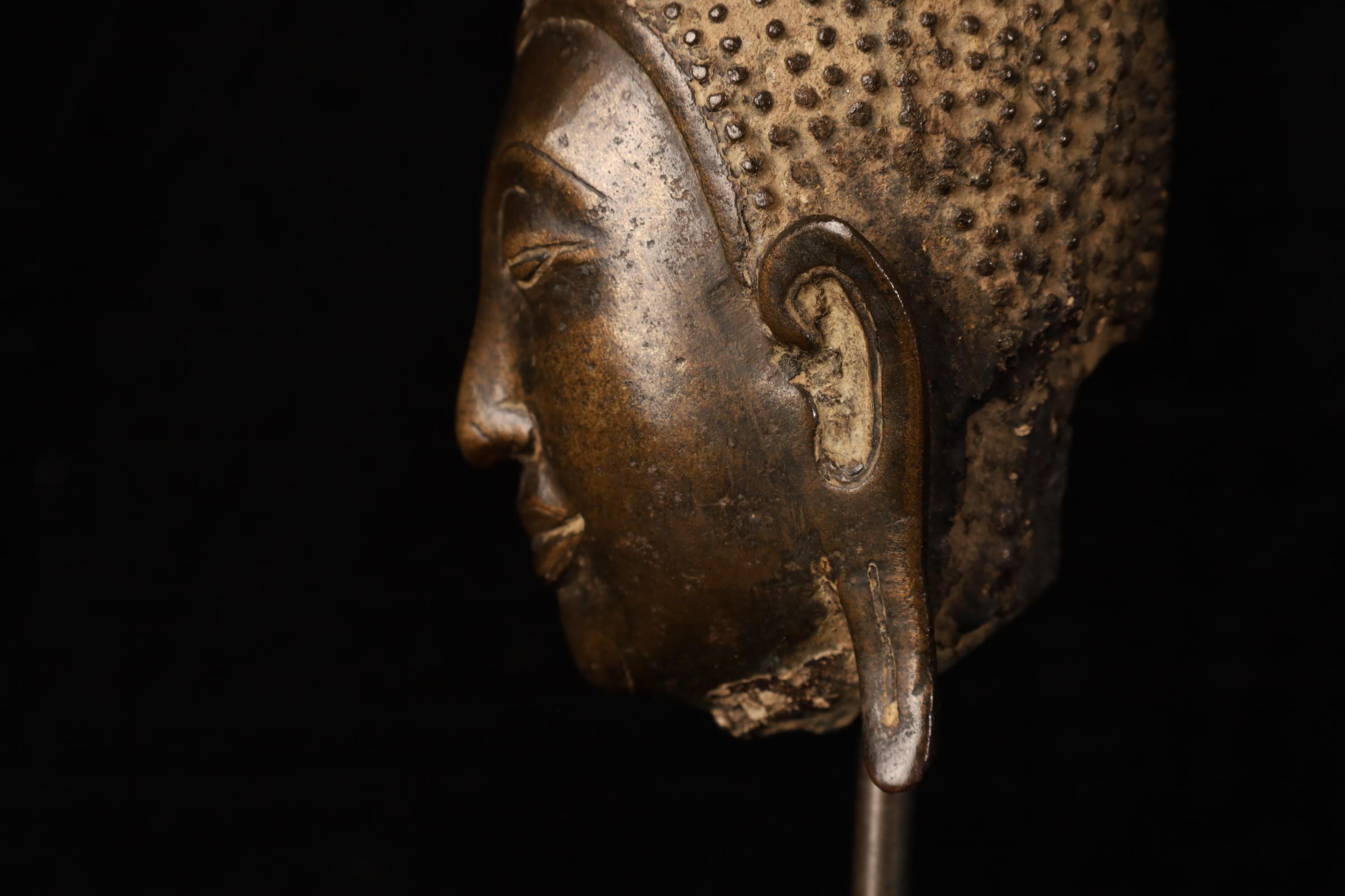 Cabeza de Buda, bronce dorado - Reino de Uthong, Tailandia (s. XIV-XV) en venta 2