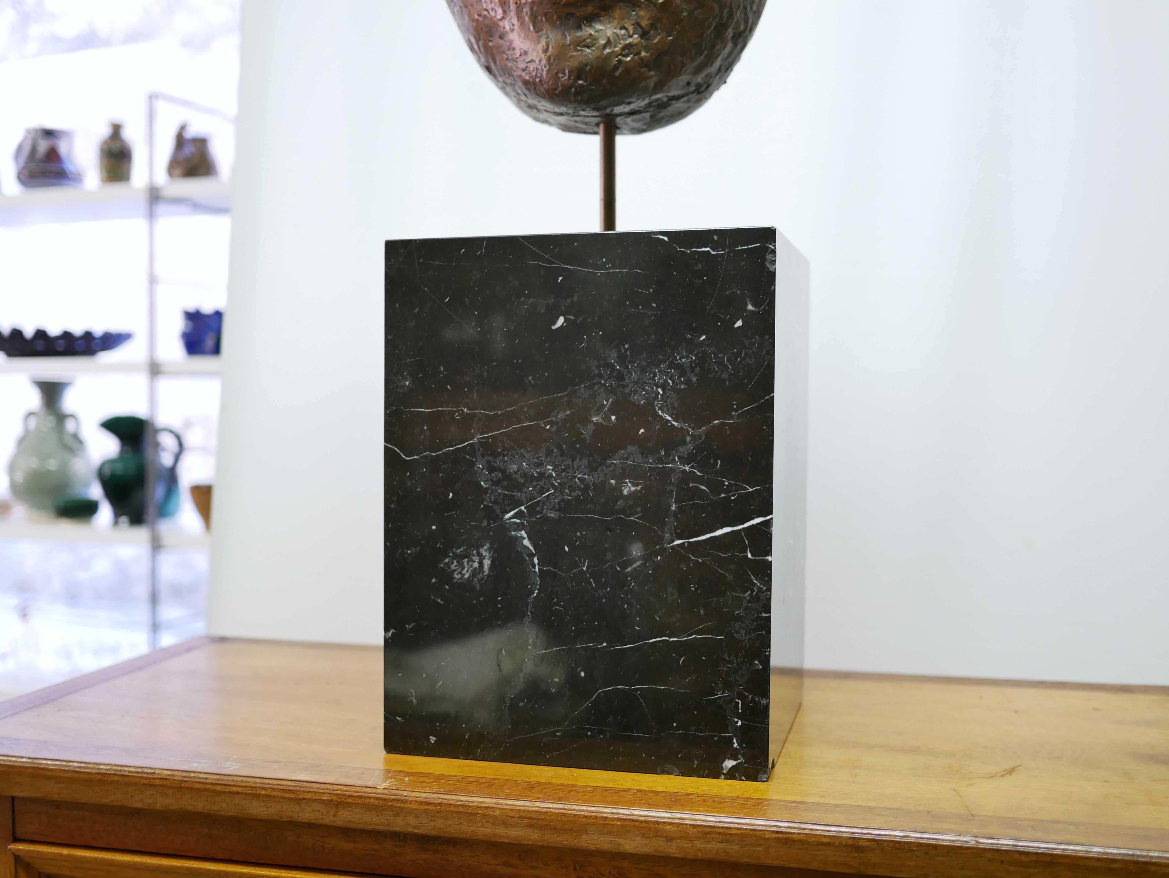 Scultura con testa di Buddha, base in marmo in vendita 14