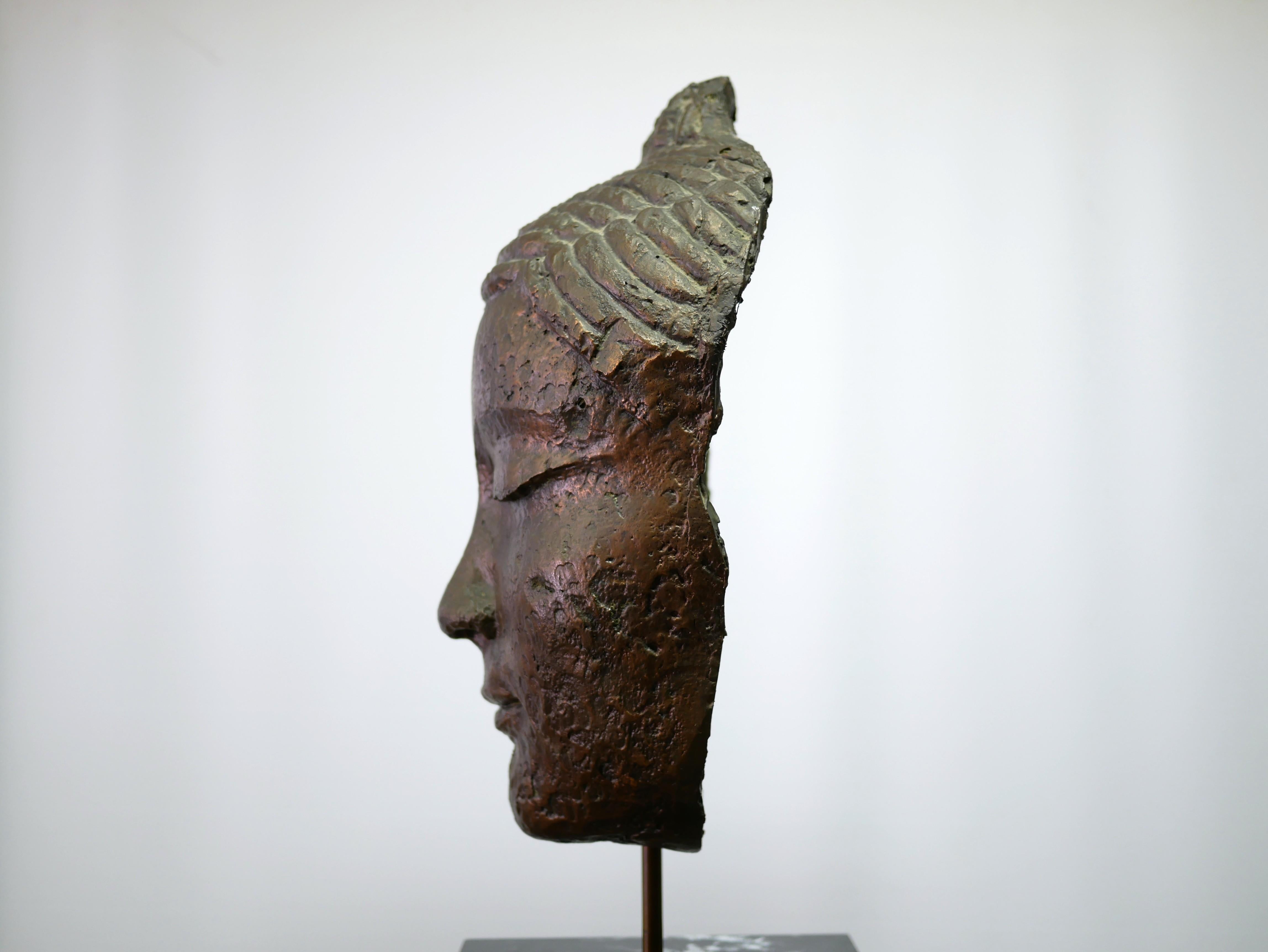 XX secolo Scultura con testa di Buddha, base in marmo in vendita