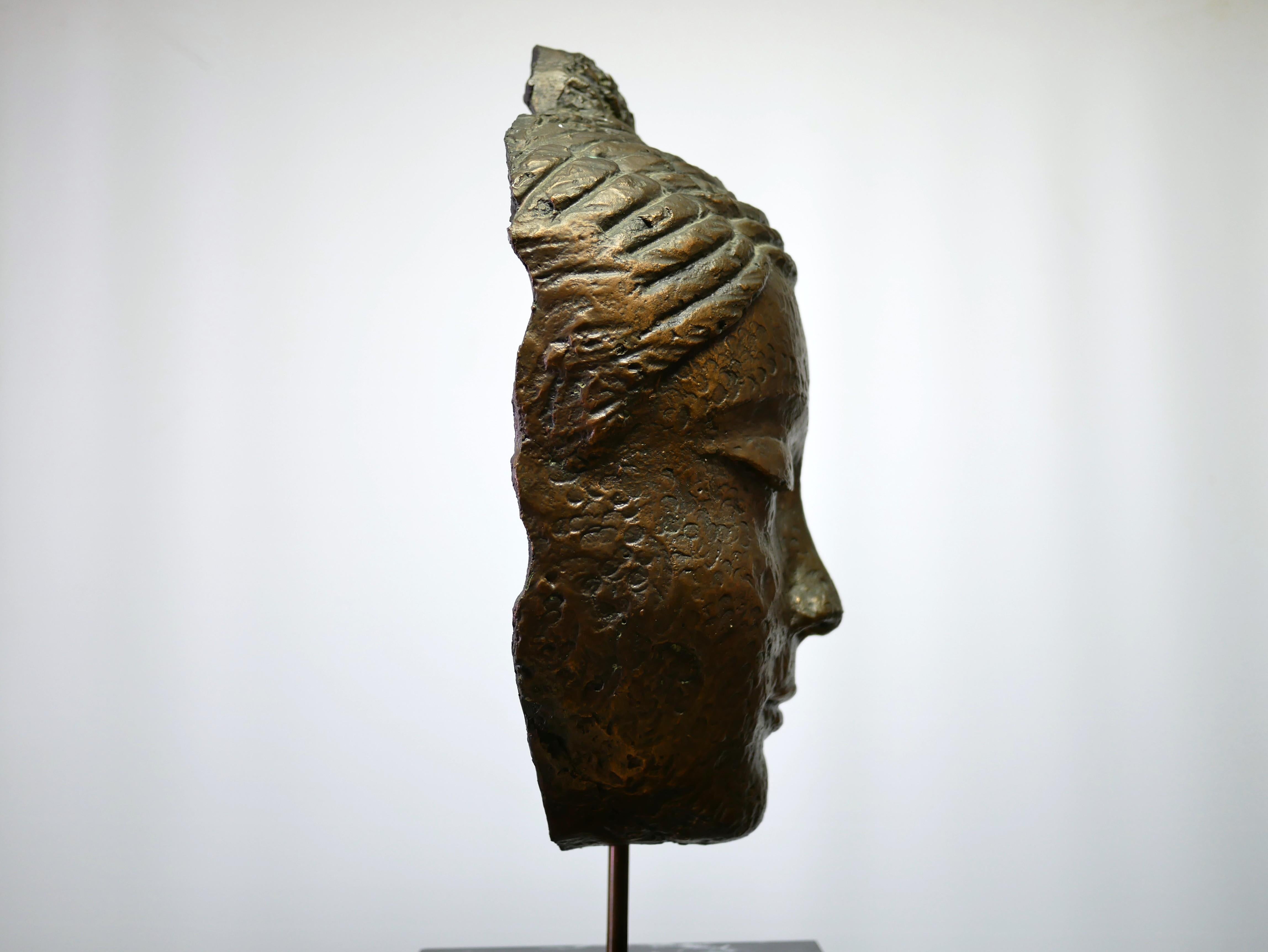 Scultura con testa di Buddha, base in marmo in vendita 1